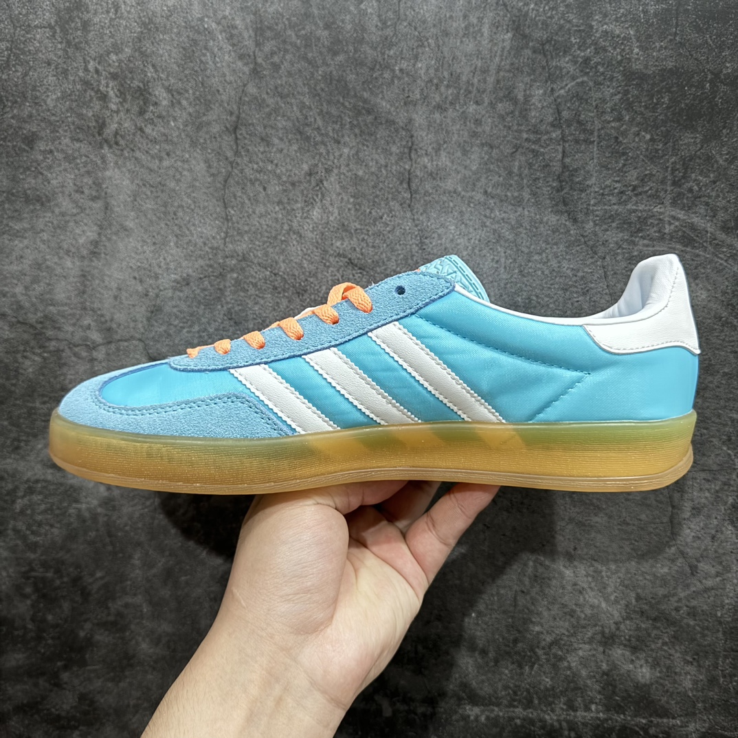 图片[2]-【正确版】AD Gazelle Indoor Trainers 羚羊内训系列低帮复古百搭休闲运动德训风板鞋 HQ901790年代经典的复刻版！自60年代以足球训练鞋面世以来,Gazelle就以其经典设计席卷全球。1991年版本的复刻,再造经典Gazelle。采用皮革打造,搭配浊色细节,让这款经典更加简约。 尺码：36 36⅔ 37⅓ 38 38⅔ 39⅓ 40 40⅔ 41⅓ 42 42⅔ 43⅓ 44 45 编码：NM240250-莆田鞋批发中心