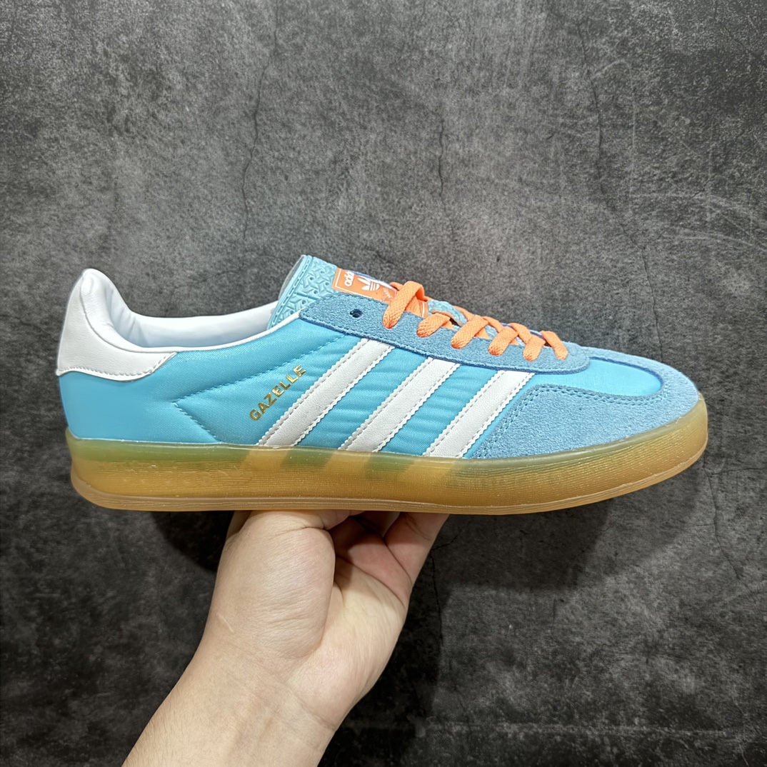 【正确版】AD Gazelle Indoor Trainers 羚羊内训系列低帮复古百搭休闲运动德训风板鞋 HQ901790年代经典的复刻版！自60年代以足球训练鞋面世以来,Gazelle就以其经典设计席卷全球。1991年版本的复刻,再造经典Gazelle。采用皮革打造,搭配浊色细节,让这款经典更加简约。 尺码：36 36⅔ 37⅓ 38 38⅔ 39⅓ 40 40⅔ 41⅓ 42 42⅔ 43⅓ 44 45 编码：NM240250-莆田鞋批发中心