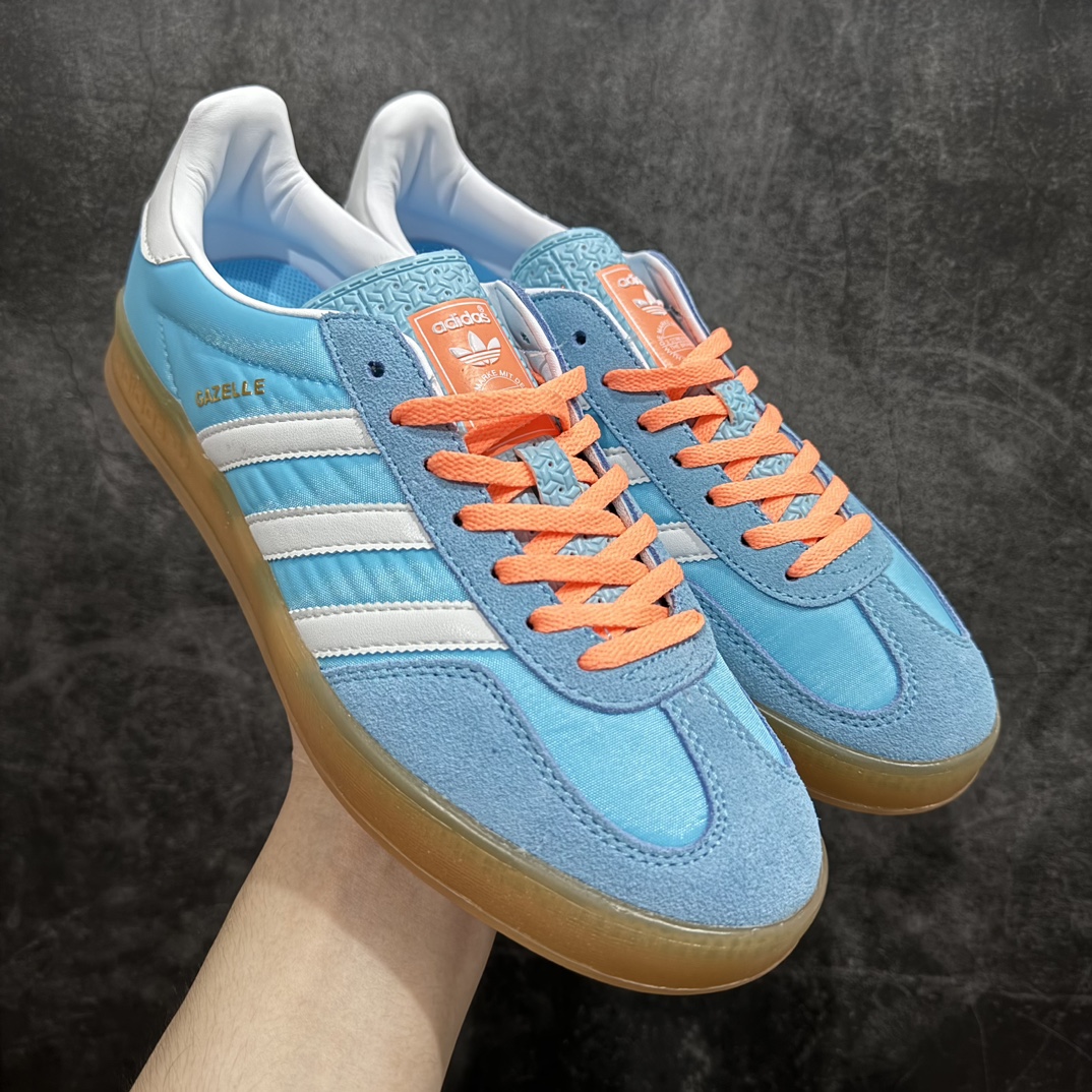 【正确版】AD Gazelle Indoor Trainers 羚羊内训系列低帮复古百搭休闲运动德训风板鞋 HQ901790年代经典的复刻版！自60年代以足球训练鞋面世以来,Gazelle就以其经典设计席卷全球。1991年版本的复刻,再造经典Gazelle。采用皮革打造,搭配浊色细节,让这款经典更加简约。 尺码：36 36⅔ 37⅓ 38 38⅔ 39⅓ 40 40⅔ 41⅓ 42 42⅔ 43⅓ 44 45 编码：NM240250-莆田鞋批发中心