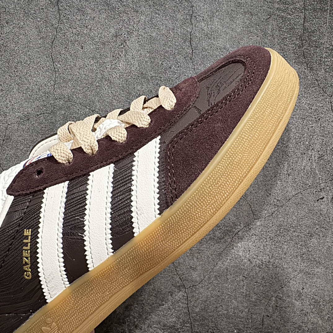 图片[6]-【神版】AD Original Gazelle Indoor Trainers 瞪羚室内鞋系列低帮复古百搭休闲运动德训风板鞋 JP5671n高端零售特供批次 原厂定制组合环保纤维革鞋面材质 内置环保海玻璃鞋垫 外置RB橡胶大底 产品品控稳定性领先行业 原厂全套原楦原纸板冲刀磨具开发 原厂皮料加持 原厂港宝加持定型后跟R度完美 将复古进行到底 简约流畅 三十年不变经典 这款Gazelle运动鞋 无论面料、配色、质感或设计 都只在重现其1991年原款的经典 皮革鞋面 撞色三条纹和鞋跟标的设计 力求呈现90年代的经典复古风潮 Samba火热的同时 也带动了其它的复古鞋型 Gazelle便是其中一只 Gazelle Indoor拥有包边更宽的T字型鞋头 更好的保护运动员的前掌 浓浓的复古氛围感 非常适合现在流行的Cleanfit风格  尺码：35.5 36 36⅔ 37⅓ 38 38⅔ 39⅓ 40 40⅔ 41⅓ 42 42⅔ 43⅓ 44 44⅔ 45 编码：DZ220250-莆田鞋批发中心