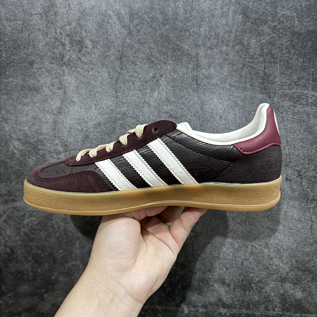 图片[2]-【神版】AD Original Gazelle Indoor Trainers 瞪羚室内鞋系列低帮复古百搭休闲运动德训风板鞋 JP5671n高端零售特供批次 原厂定制组合环保纤维革鞋面材质 内置环保海玻璃鞋垫 外置RB橡胶大底 产品品控稳定性领先行业 原厂全套原楦原纸板冲刀磨具开发 原厂皮料加持 原厂港宝加持定型后跟R度完美 将复古进行到底 简约流畅 三十年不变经典 这款Gazelle运动鞋 无论面料、配色、质感或设计 都只在重现其1991年原款的经典 皮革鞋面 撞色三条纹和鞋跟标的设计 力求呈现90年代的经典复古风潮 Samba火热的同时 也带动了其它的复古鞋型 Gazelle便是其中一只 Gazelle Indoor拥有包边更宽的T字型鞋头 更好的保护运动员的前掌 浓浓的复古氛围感 非常适合现在流行的Cleanfit风格  尺码：35.5 36 36⅔ 37⅓ 38 38⅔ 39⅓ 40 40⅔ 41⅓ 42 42⅔ 43⅓ 44 44⅔ 45 编码：DZ220250-莆田鞋批发中心