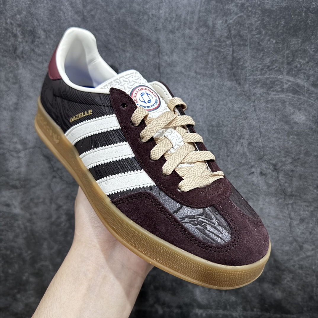 图片[3]-【神版】AD Original Gazelle Indoor Trainers 瞪羚室内鞋系列低帮复古百搭休闲运动德训风板鞋 JP5671n高端零售特供批次 原厂定制组合环保纤维革鞋面材质 内置环保海玻璃鞋垫 外置RB橡胶大底 产品品控稳定性领先行业 原厂全套原楦原纸板冲刀磨具开发 原厂皮料加持 原厂港宝加持定型后跟R度完美 将复古进行到底 简约流畅 三十年不变经典 这款Gazelle运动鞋 无论面料、配色、质感或设计 都只在重现其1991年原款的经典 皮革鞋面 撞色三条纹和鞋跟标的设计 力求呈现90年代的经典复古风潮 Samba火热的同时 也带动了其它的复古鞋型 Gazelle便是其中一只 Gazelle Indoor拥有包边更宽的T字型鞋头 更好的保护运动员的前掌 浓浓的复古氛围感 非常适合现在流行的Cleanfit风格  尺码：35.5 36 36⅔ 37⅓ 38 38⅔ 39⅓ 40 40⅔ 41⅓ 42 42⅔ 43⅓ 44 44⅔ 45 编码：DZ220250-莆田鞋批发中心