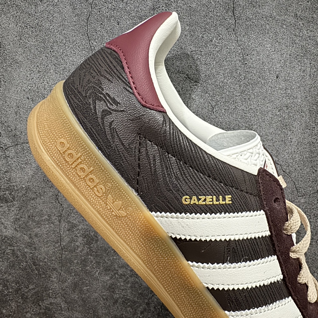 图片[7]-【神版】AD Original Gazelle Indoor Trainers 瞪羚室内鞋系列低帮复古百搭休闲运动德训风板鞋 JP5671n高端零售特供批次 原厂定制组合环保纤维革鞋面材质 内置环保海玻璃鞋垫 外置RB橡胶大底 产品品控稳定性领先行业 原厂全套原楦原纸板冲刀磨具开发 原厂皮料加持 原厂港宝加持定型后跟R度完美 将复古进行到底 简约流畅 三十年不变经典 这款Gazelle运动鞋 无论面料、配色、质感或设计 都只在重现其1991年原款的经典 皮革鞋面 撞色三条纹和鞋跟标的设计 力求呈现90年代的经典复古风潮 Samba火热的同时 也带动了其它的复古鞋型 Gazelle便是其中一只 Gazelle Indoor拥有包边更宽的T字型鞋头 更好的保护运动员的前掌 浓浓的复古氛围感 非常适合现在流行的Cleanfit风格  尺码：35.5 36 36⅔ 37⅓ 38 38⅔ 39⅓ 40 40⅔ 41⅓ 42 42⅔ 43⅓ 44 44⅔ 45 编码：DZ220250-莆田鞋批发中心