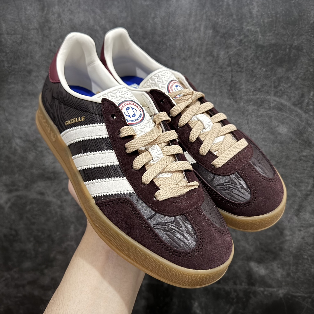 【神版】AD Original Gazelle Indoor Trainers 瞪羚室内鞋系列低帮复古百搭休闲运动德训风板鞋 JP5671n高端零售特供批次 原厂定制组合环保纤维革鞋面材质 内置环保海玻璃鞋垫 外置RB橡胶大底 产品品控稳定性领先行业 原厂全套原楦原纸板冲刀磨具开发 原厂皮料加持 原厂港宝加持定型后跟R度完美 将复古进行到底 简约流畅 三十年不变经典 这款Gazelle运动鞋 无论面料、配色、质感或设计 都只在重现其1991年原款的经典 皮革鞋面 撞色三条纹和鞋跟标的设计 力求呈现90年代的经典复古风潮 Samba火热的同时 也带动了其它的复古鞋型 Gazelle便是其中一只 Gazelle Indoor拥有包边更宽的T字型鞋头 更好的保护运动员的前掌 浓浓的复古氛围感 非常适合现在流行的Cleanfit风格  尺码：35.5 36 36⅔ 37⅓ 38 38⅔ 39⅓ 40 40⅔ 41⅓ 42 42⅔ 43⅓ 44 44⅔ 45 编码：DZ220250-莆田鞋批发中心