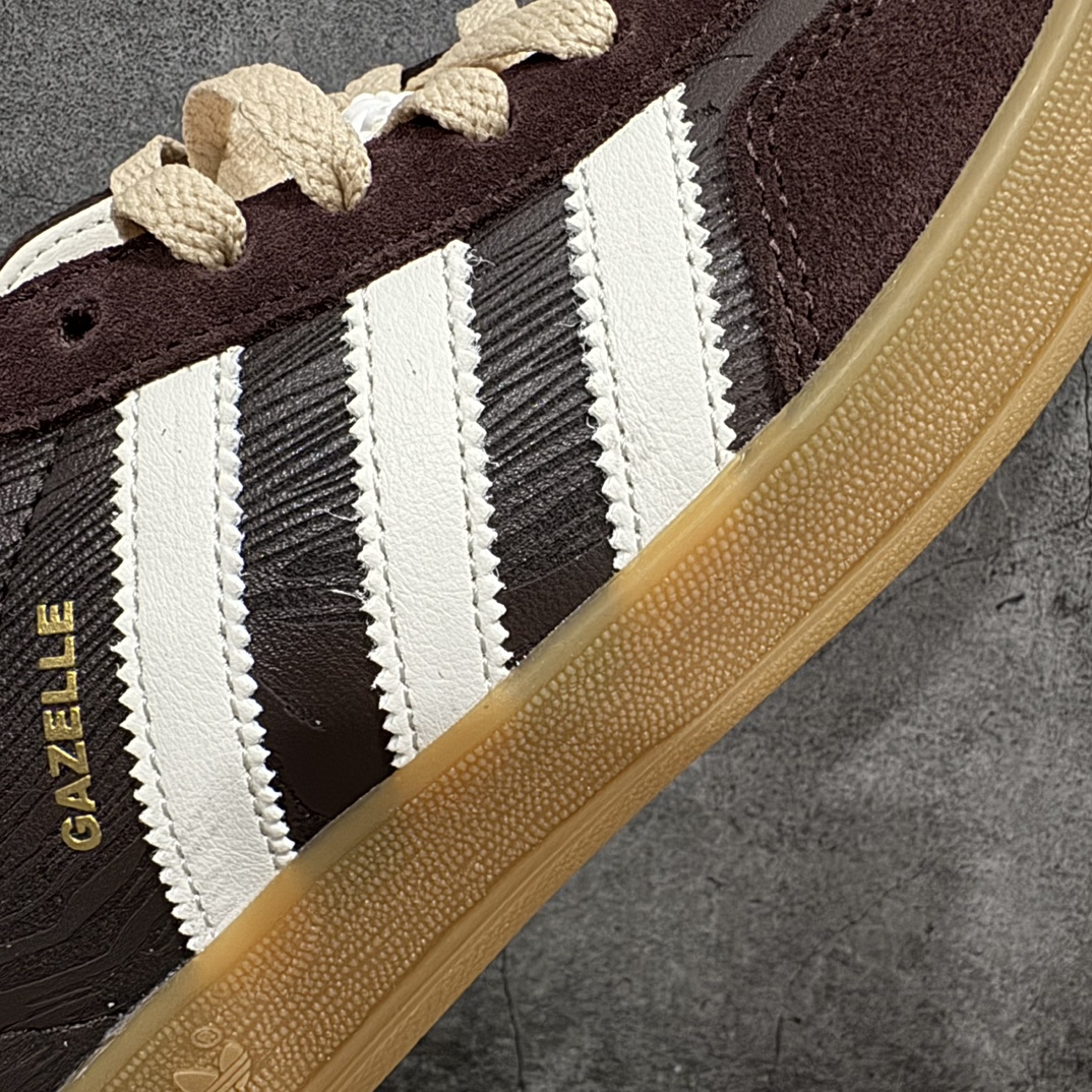 图片[4]-【神版】AD Original Gazelle Indoor Trainers 瞪羚室内鞋系列低帮复古百搭休闲运动德训风板鞋 JP5671n高端零售特供批次 原厂定制组合环保纤维革鞋面材质 内置环保海玻璃鞋垫 外置RB橡胶大底 产品品控稳定性领先行业 原厂全套原楦原纸板冲刀磨具开发 原厂皮料加持 原厂港宝加持定型后跟R度完美 将复古进行到底 简约流畅 三十年不变经典 这款Gazelle运动鞋 无论面料、配色、质感或设计 都只在重现其1991年原款的经典 皮革鞋面 撞色三条纹和鞋跟标的设计 力求呈现90年代的经典复古风潮 Samba火热的同时 也带动了其它的复古鞋型 Gazelle便是其中一只 Gazelle Indoor拥有包边更宽的T字型鞋头 更好的保护运动员的前掌 浓浓的复古氛围感 非常适合现在流行的Cleanfit风格  尺码：35.5 36 36⅔ 37⅓ 38 38⅔ 39⅓ 40 40⅔ 41⅓ 42 42⅔ 43⅓ 44 44⅔ 45 编码：DZ220250-莆田鞋批发中心