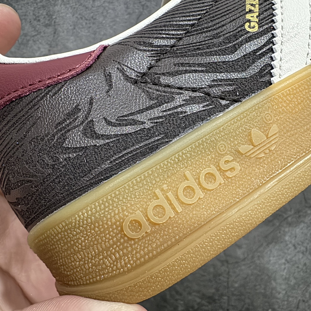 图片[2]-【神版】AD Original Gazelle Indoor Trainers 瞪羚室内鞋系列低帮复古百搭休闲运动德训风板鞋 JP5671n高端零售特供批次 原厂定制组合环保纤维革鞋面材质 内置环保海玻璃鞋垫 外置RB橡胶大底 产品品控稳定性领先行业 原厂全套原楦原纸板冲刀磨具开发 原厂皮料加持 原厂港宝加持定型后跟R度完美 将复古进行到底 简约流畅 三十年不变经典 这款Gazelle运动鞋 无论面料、配色、质感或设计 都只在重现其1991年原款的经典 皮革鞋面 撞色三条纹和鞋跟标的设计 力求呈现90年代的经典复古风潮 Samba火热的同时 也带动了其它的复古鞋型 Gazelle便是其中一只 Gazelle Indoor拥有包边更宽的T字型鞋头 更好的保护运动员的前掌 浓浓的复古氛围感 非常适合现在流行的Cleanfit风格  尺码：35.5 36 36⅔ 37⅓ 38 38⅔ 39⅓ 40 40⅔ 41⅓ 42 42⅔ 43⅓ 44 44⅔ 45 编码：DZ220250-莆田鞋批发中心