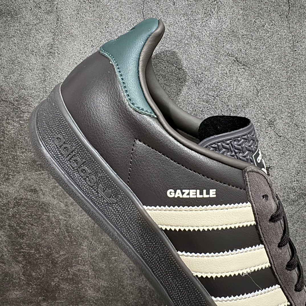 图片[7]-【神版】Adidas Originals Gazelle Indoor 防滑低帮T头德训鞋 GZ复古系列 棕色 IH0374n独家前帮工艺加持 全套原纸板楦头开发 每道工序同步公司流程 确保原汁原味 完美呈现原鞋版型 原厂高频磨具加持 精准内部资源对接 Logo字体百分百还原 原厂特供纳米纤维板 区别市面劣质纸板中底 原厂海玻璃鞋垫 中置乳胶足弓支撑垫 正确3/2横条宽版背胶 一比一鞋头弧度高度鞋身弧度 烫金亮度高频深浅同步原鞋 独家私模最大47.5 半透明橡胶大底 原厂定制长毛翻毛皮组合环保纤维革鞋面 原厂港宝加持定型后跟R度完美 原厂高频磨具加持 Logo字体 凹凸明显 轮廓分明 描漆定位精准 三道杠为尖角45°锯齿状 高频立体感很强 区别圆形锯齿 已最大程度还原公司 欢迎对比 将复古进行到底 简约流畅 三十年不变经典 这款Gazelle运动鞋 无论面料、配色、质感或设计 都只在重现其1991年原款的经典 皮革鞋面 撞色三条纹和鞋跟标的设计 力求呈现90年代的经典复古风潮 Samba火热的同时 也带动了其它的复古鞋型 Gazelle便是其中一只 Gazelle Indoor拥有包边更宽的T字型鞋头 更好的保护运动员的前掌 浓浓的复古氛围感 非常适合现在流行的Cleanfit风格SIZE：35.5-45 编码：DZ220250-莆田鞋批发中心