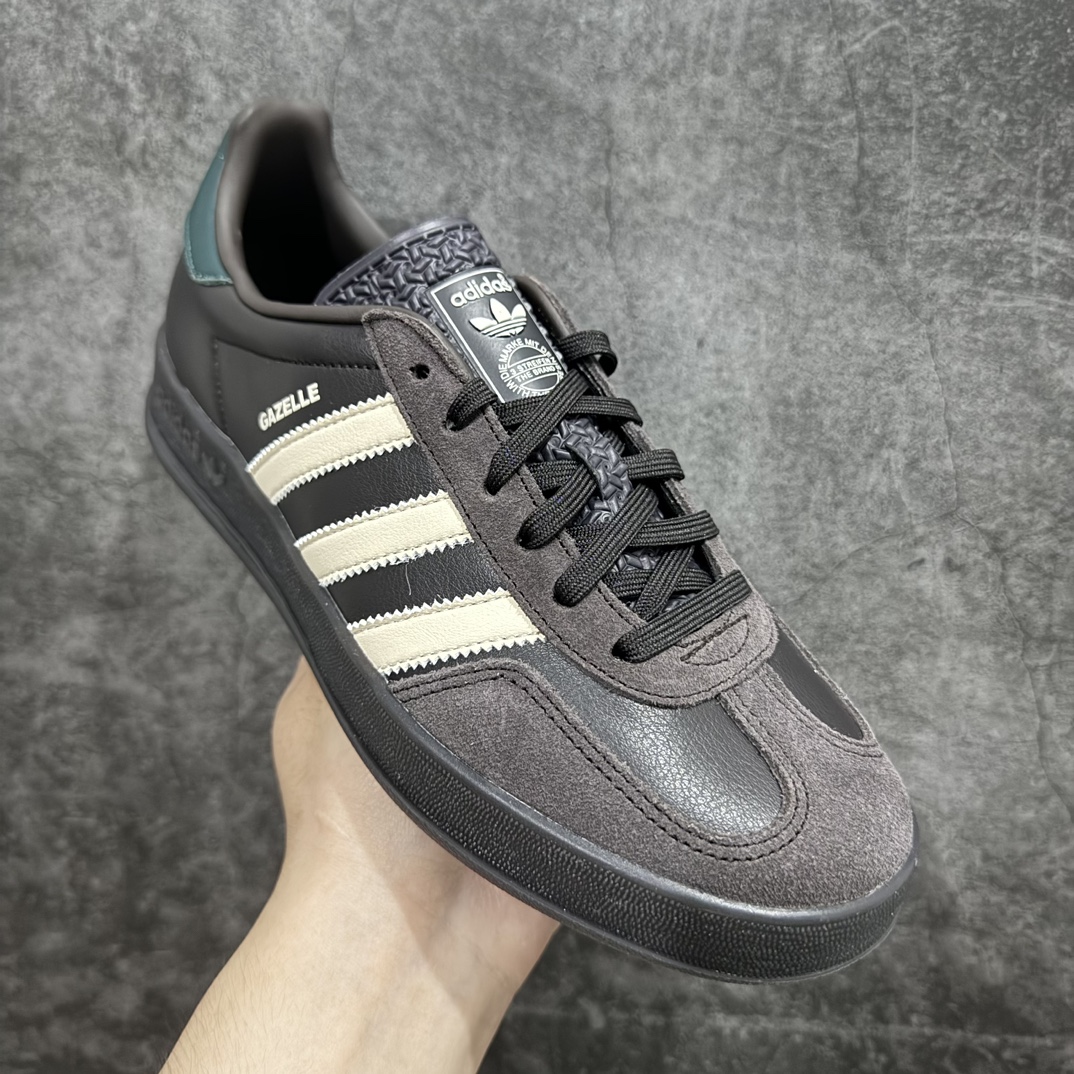 图片[3]-【神版】Adidas Originals Gazelle Indoor 防滑低帮T头德训鞋 GZ复古系列 棕色 IH0374n独家前帮工艺加持 全套原纸板楦头开发 每道工序同步公司流程 确保原汁原味 完美呈现原鞋版型 原厂高频磨具加持 精准内部资源对接 Logo字体百分百还原 原厂特供纳米纤维板 区别市面劣质纸板中底 原厂海玻璃鞋垫 中置乳胶足弓支撑垫 正确3/2横条宽版背胶 一比一鞋头弧度高度鞋身弧度 烫金亮度高频深浅同步原鞋 独家私模最大47.5 半透明橡胶大底 原厂定制长毛翻毛皮组合环保纤维革鞋面 原厂港宝加持定型后跟R度完美 原厂高频磨具加持 Logo字体 凹凸明显 轮廓分明 描漆定位精准 三道杠为尖角45°锯齿状 高频立体感很强 区别圆形锯齿 已最大程度还原公司 欢迎对比 将复古进行到底 简约流畅 三十年不变经典 这款Gazelle运动鞋 无论面料、配色、质感或设计 都只在重现其1991年原款的经典 皮革鞋面 撞色三条纹和鞋跟标的设计 力求呈现90年代的经典复古风潮 Samba火热的同时 也带动了其它的复古鞋型 Gazelle便是其中一只 Gazelle Indoor拥有包边更宽的T字型鞋头 更好的保护运动员的前掌 浓浓的复古氛围感 非常适合现在流行的Cleanfit风格SIZE：35.5-45 编码：DZ220250-莆田鞋批发中心