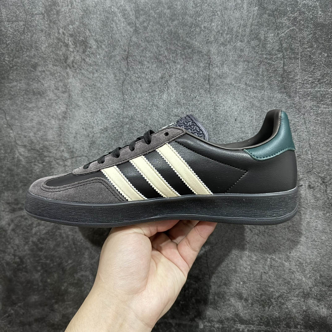 图片[2]-【神版】Adidas Originals Gazelle Indoor 防滑低帮T头德训鞋 GZ复古系列 棕色 IH0374n独家前帮工艺加持 全套原纸板楦头开发 每道工序同步公司流程 确保原汁原味 完美呈现原鞋版型 原厂高频磨具加持 精准内部资源对接 Logo字体百分百还原 原厂特供纳米纤维板 区别市面劣质纸板中底 原厂海玻璃鞋垫 中置乳胶足弓支撑垫 正确3/2横条宽版背胶 一比一鞋头弧度高度鞋身弧度 烫金亮度高频深浅同步原鞋 独家私模最大47.5 半透明橡胶大底 原厂定制长毛翻毛皮组合环保纤维革鞋面 原厂港宝加持定型后跟R度完美 原厂高频磨具加持 Logo字体 凹凸明显 轮廓分明 描漆定位精准 三道杠为尖角45°锯齿状 高频立体感很强 区别圆形锯齿 已最大程度还原公司 欢迎对比 将复古进行到底 简约流畅 三十年不变经典 这款Gazelle运动鞋 无论面料、配色、质感或设计 都只在重现其1991年原款的经典 皮革鞋面 撞色三条纹和鞋跟标的设计 力求呈现90年代的经典复古风潮 Samba火热的同时 也带动了其它的复古鞋型 Gazelle便是其中一只 Gazelle Indoor拥有包边更宽的T字型鞋头 更好的保护运动员的前掌 浓浓的复古氛围感 非常适合现在流行的Cleanfit风格SIZE：35.5-45 编码：DZ220250-莆田鞋批发中心