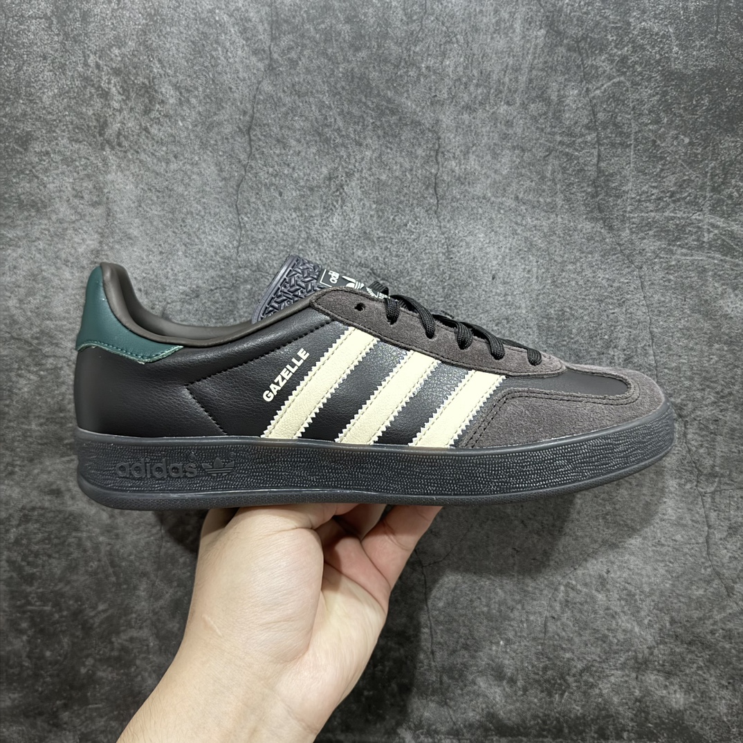 【神版】Adidas Originals Gazelle Indoor 防滑低帮T头德训鞋 GZ复古系列 棕色 IH0374n独家前帮工艺加持 全套原纸板楦头开发 每道工序同步公司流程 确保原汁原味 完美呈现原鞋版型 原厂高频磨具加持 精准内部资源对接 Logo字体百分百还原 原厂特供纳米纤维板 区别市面劣质纸板中底 原厂海玻璃鞋垫 中置乳胶足弓支撑垫 正确3/2横条宽版背胶 一比一鞋头弧度高度鞋身弧度 烫金亮度高频深浅同步原鞋 独家私模最大47.5 半透明橡胶大底 原厂定制长毛翻毛皮组合环保纤维革鞋面 原厂港宝加持定型后跟R度完美 原厂高频磨具加持 Logo字体 凹凸明显 轮廓分明 描漆定位精准 三道杠为尖角45°锯齿状 高频立体感很强 区别圆形锯齿 已最大程度还原公司 欢迎对比 将复古进行到底 简约流畅 三十年不变经典 这款Gazelle运动鞋 无论面料、配色、质感或设计 都只在重现其1991年原款的经典 皮革鞋面 撞色三条纹和鞋跟标的设计 力求呈现90年代的经典复古风潮 Samba火热的同时 也带动了其它的复古鞋型 Gazelle便是其中一只 Gazelle Indoor拥有包边更宽的T字型鞋头 更好的保护运动员的前掌 浓浓的复古氛围感 非常适合现在流行的Cleanfit风格SIZE：35.5-45 编码：DZ220250-莆田鞋批发中心