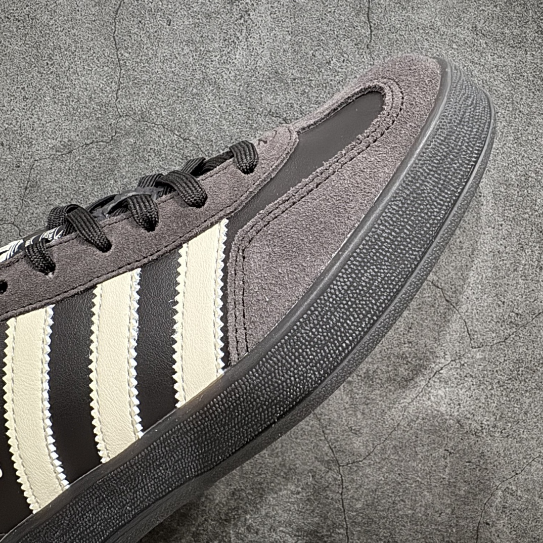 图片[6]-【神版】Adidas Originals Gazelle Indoor 防滑低帮T头德训鞋 GZ复古系列 棕色 IH0374n独家前帮工艺加持 全套原纸板楦头开发 每道工序同步公司流程 确保原汁原味 完美呈现原鞋版型 原厂高频磨具加持 精准内部资源对接 Logo字体百分百还原 原厂特供纳米纤维板 区别市面劣质纸板中底 原厂海玻璃鞋垫 中置乳胶足弓支撑垫 正确3/2横条宽版背胶 一比一鞋头弧度高度鞋身弧度 烫金亮度高频深浅同步原鞋 独家私模最大47.5 半透明橡胶大底 原厂定制长毛翻毛皮组合环保纤维革鞋面 原厂港宝加持定型后跟R度完美 原厂高频磨具加持 Logo字体 凹凸明显 轮廓分明 描漆定位精准 三道杠为尖角45°锯齿状 高频立体感很强 区别圆形锯齿 已最大程度还原公司 欢迎对比 将复古进行到底 简约流畅 三十年不变经典 这款Gazelle运动鞋 无论面料、配色、质感或设计 都只在重现其1991年原款的经典 皮革鞋面 撞色三条纹和鞋跟标的设计 力求呈现90年代的经典复古风潮 Samba火热的同时 也带动了其它的复古鞋型 Gazelle便是其中一只 Gazelle Indoor拥有包边更宽的T字型鞋头 更好的保护运动员的前掌 浓浓的复古氛围感 非常适合现在流行的Cleanfit风格SIZE：35.5-45 编码：DZ220250-莆田鞋批发中心