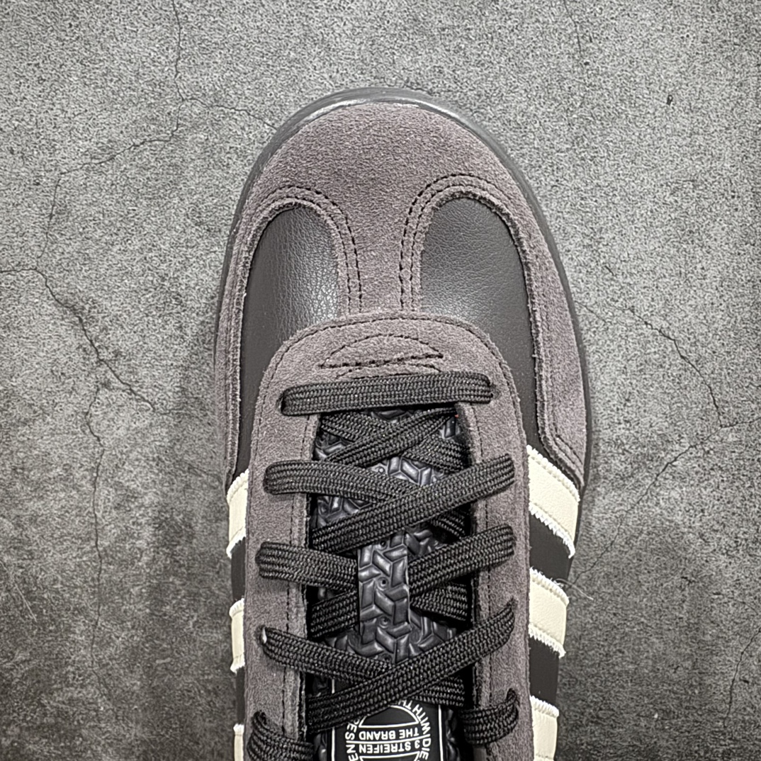 图片[5]-【神版】Adidas Originals Gazelle Indoor 防滑低帮T头德训鞋 GZ复古系列 棕色 IH0374n独家前帮工艺加持 全套原纸板楦头开发 每道工序同步公司流程 确保原汁原味 完美呈现原鞋版型 原厂高频磨具加持 精准内部资源对接 Logo字体百分百还原 原厂特供纳米纤维板 区别市面劣质纸板中底 原厂海玻璃鞋垫 中置乳胶足弓支撑垫 正确3/2横条宽版背胶 一比一鞋头弧度高度鞋身弧度 烫金亮度高频深浅同步原鞋 独家私模最大47.5 半透明橡胶大底 原厂定制长毛翻毛皮组合环保纤维革鞋面 原厂港宝加持定型后跟R度完美 原厂高频磨具加持 Logo字体 凹凸明显 轮廓分明 描漆定位精准 三道杠为尖角45°锯齿状 高频立体感很强 区别圆形锯齿 已最大程度还原公司 欢迎对比 将复古进行到底 简约流畅 三十年不变经典 这款Gazelle运动鞋 无论面料、配色、质感或设计 都只在重现其1991年原款的经典 皮革鞋面 撞色三条纹和鞋跟标的设计 力求呈现90年代的经典复古风潮 Samba火热的同时 也带动了其它的复古鞋型 Gazelle便是其中一只 Gazelle Indoor拥有包边更宽的T字型鞋头 更好的保护运动员的前掌 浓浓的复古氛围感 非常适合现在流行的Cleanfit风格SIZE：35.5-45 编码：DZ220250-莆田鞋批发中心