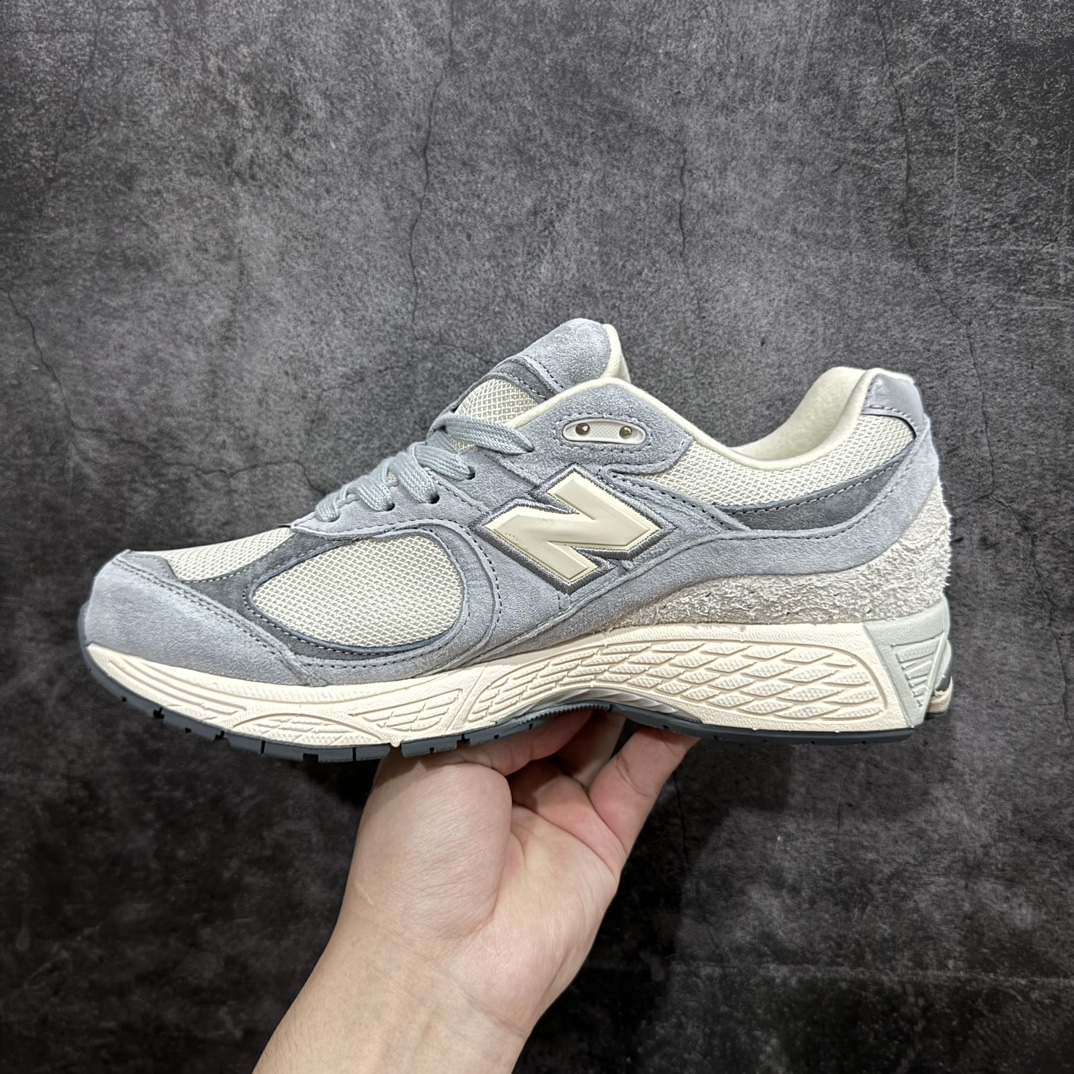 图片[2]-【正确组合底版】New Balance 2002R NB2002 男女休闲慢跑鞋 M2002RLNnn纯原工厂出品n保留原有的版型 清洁度和品质n材料有微调整 价格更具性价比n日韩出口特供订单配套商长期套现长期补货 全新货品正常出厂触屏不到的单价 超级跑量款全套原楦原纸板原厂数据开发 进口三明治网面原装进口翻毛皮料正确绒感卡色 正确中底拉帮中底网布细节 采用轻质牛剖革拼接透气网眼衬垫织物鞋面材质 T-Beam大底提供足步弓支撑 保持步态稳定 后跟搭载外露缓震胶 鞋身整体以各种深浅不一的灰色覆盖 鞋头以淡蓝色调装饰 网眼衬垫通过不规律的色块实现做旧的美感 泛黄的鞋底更是进一步增添了复古气息  尺码：36 37 37.5 38 38.5 39.5 40 40.5 41.5 42 42.5 43 44 44.5 45 编码：MZ260280-莆田鞋批发中心