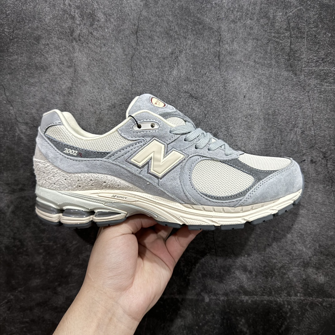 【正确组合底版】New Balance 2002R NB2002 男女休闲慢跑鞋 M2002RLNnn纯原工厂出品n保留原有的版型 清洁度和品质n材料有微调整 价格更具性价比n日韩出口特供订单配套商长期套现长期补货 全新货品正常出厂触屏不到的单价 超级跑量款全套原楦原纸板原厂数据开发 进口三明治网面原装进口翻毛皮料正确绒感卡色 正确中底拉帮中底网布细节 采用轻质牛剖革拼接透气网眼衬垫织物鞋面材质 T-Beam大底提供足步弓支撑 保持步态稳定 后跟搭载外露缓震胶 鞋身整体以各种深浅不一的灰色覆盖 鞋头以淡蓝色调装饰 网眼衬垫通过不规律的色块实现做旧的美感 泛黄的鞋底更是进一步增添了复古气息  尺码：36 37 37.5 38 38.5 39.5 40 40.5 41.5 42 42.5 43 44 44.5 45 编码：MZ260280-莆田鞋批发中心