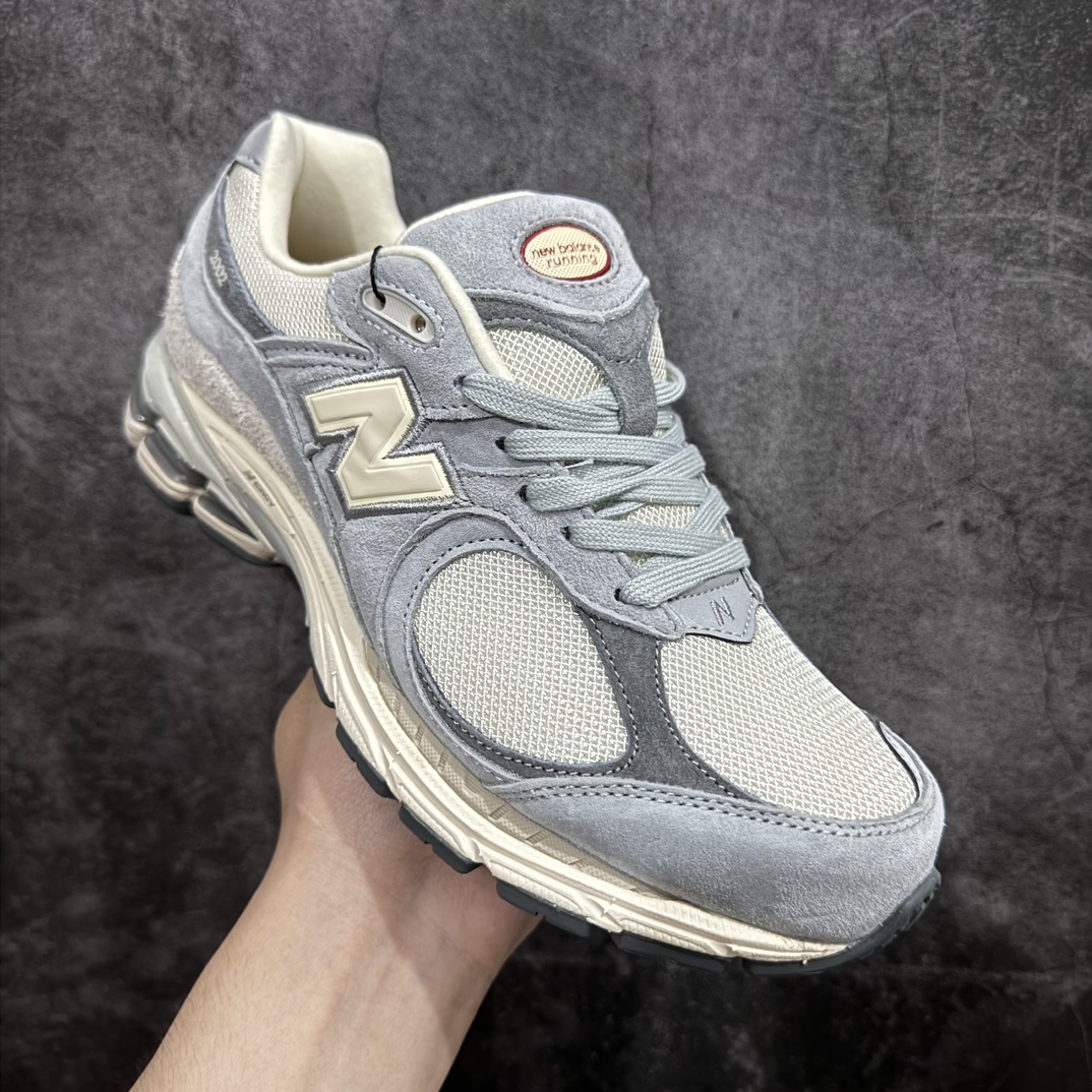 图片[3]-【正确组合底版】New Balance 2002R NB2002 男女休闲慢跑鞋 M2002RLNnn纯原工厂出品n保留原有的版型 清洁度和品质n材料有微调整 价格更具性价比n日韩出口特供订单配套商长期套现长期补货 全新货品正常出厂触屏不到的单价 超级跑量款全套原楦原纸板原厂数据开发 进口三明治网面原装进口翻毛皮料正确绒感卡色 正确中底拉帮中底网布细节 采用轻质牛剖革拼接透气网眼衬垫织物鞋面材质 T-Beam大底提供足步弓支撑 保持步态稳定 后跟搭载外露缓震胶 鞋身整体以各种深浅不一的灰色覆盖 鞋头以淡蓝色调装饰 网眼衬垫通过不规律的色块实现做旧的美感 泛黄的鞋底更是进一步增添了复古气息  尺码：36 37 37.5 38 38.5 39.5 40 40.5 41.5 42 42.5 43 44 44.5 45 编码：MZ260280-莆田鞋批发中心