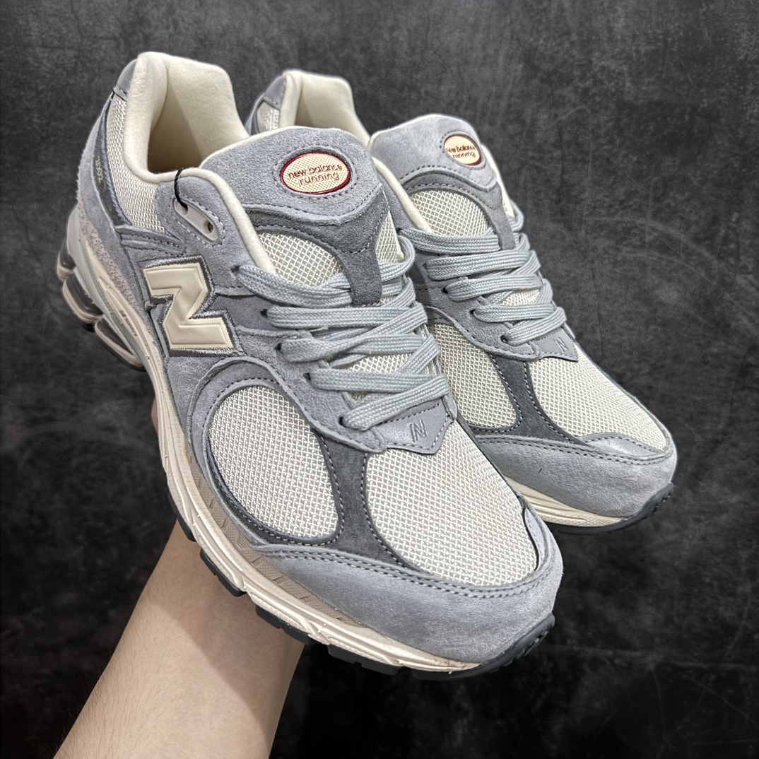 【正确组合底版】New Balance 2002R NB2002 男女休闲慢跑鞋 M2002RLNnn纯原工厂出品n保留原有的版型 清洁度和品质n材料有微调整 价格更具性价比n日韩出口特供订单配套商长期套现长期补货 全新货品正常出厂触屏不到的单价 超级跑量款全套原楦原纸板原厂数据开发 进口三明治网面原装进口翻毛皮料正确绒感卡色 正确中底拉帮中底网布细节 采用轻质牛剖革拼接透气网眼衬垫织物鞋面材质 T-Beam大底提供足步弓支撑 保持步态稳定 后跟搭载外露缓震胶 鞋身整体以各种深浅不一的灰色覆盖 鞋头以淡蓝色调装饰 网眼衬垫通过不规律的色块实现做旧的美感 泛黄的鞋底更是进一步增添了复古气息  尺码：36 37 37.5 38 38.5 39.5 40 40.5 41.5 42 42.5 43 44 44.5 45 编码：MZ260280-莆田鞋批发中心