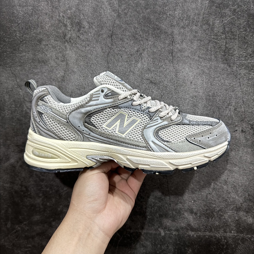 【小PF纯原】New Balance 530 NB530 男女休闲慢跑鞋 MR530TGnn原pf纯原工厂出品n保留原有的版型 清洁度和品质n材料有微调整 价格更具性价比n日韩出口特供订单配套商长期套现长期补货 全新货品正常出厂触屏不到的单价 超级跑量款全套原楦原纸板原厂数据开发 进口三明治网面原装进口翻毛皮料正确绒感卡色 正确中底拉帮中底网布细节 采用轻质牛剖革拼接透气网眼衬垫织物鞋面材质 T-Beam大底提供足步弓支撑 保持步态稳定 后跟搭载外露缓震胶 鞋身整体以各种深浅不一的灰色覆盖 鞋头以淡蓝色调装饰 网眼衬垫通过不规律的色块实现做旧的美感 泛黄的鞋底更是进一步增添了复古气息  尺码：36 37 37.5 38 38.5 39.5 40 40.5 41.5 42 42.5 43 44 44.5 45 编码：MZ220240-莆田鞋批发中心