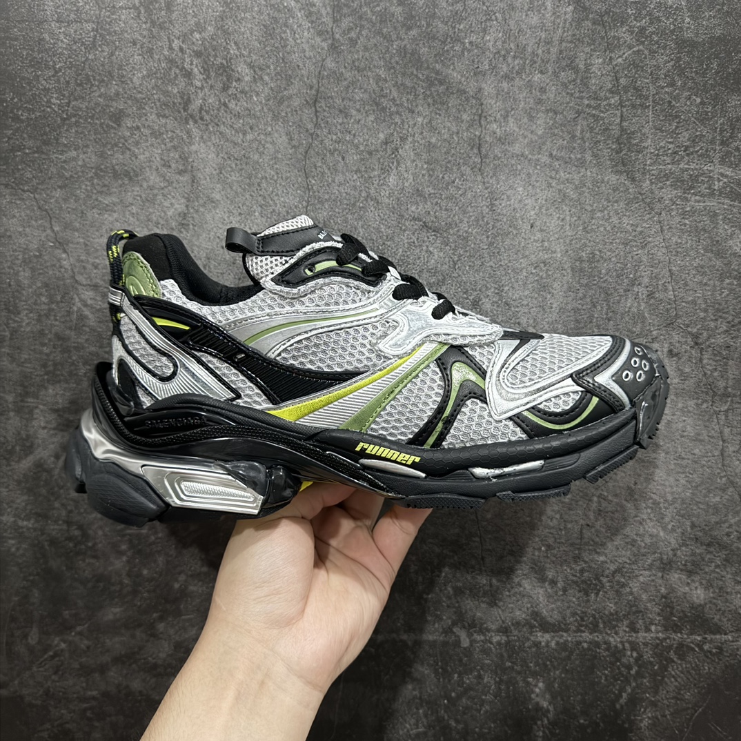 【纯原VG版】BALENCIAGA Runner 2.0 Sneaker 巴黎世家七代慢跑系列低帮复古野跑潮流运动鞋老爹鞋n尼龙和网布材质 磨损效果 鞋头边缘印有尺码 背面浮印尺码 外侧印有跑者徽标 鞋舌刺绣 Balenciaga 品牌标识 鞋跟背面 Balenciaga品牌标识 材质采用65%聚氨酯、35%聚酯纤维 全新 Runner 鞋型轮廓借鉴于 2000 年初的复古线条 搭载大网眼面料制成鞋面基础，由粉色、白色尼龍与橡胶质地覆盖鞋面诠释线条感 当中透过几道手缝线与折损痕更是精准的掌握历经时间淬炼的破旧痕迹 延续其手法至鞋领、鞋跟、鞋带、中底等部分均饰有破损及脏污之貌 尤其是鞋领处与鞋带孔眼条更是采用不规则做旧技术将内容物泡棉随机露出 尺码：35 36 37 38 39 40 41 42 43 44 45 46 编码：DF480520-莆田鞋批发中心