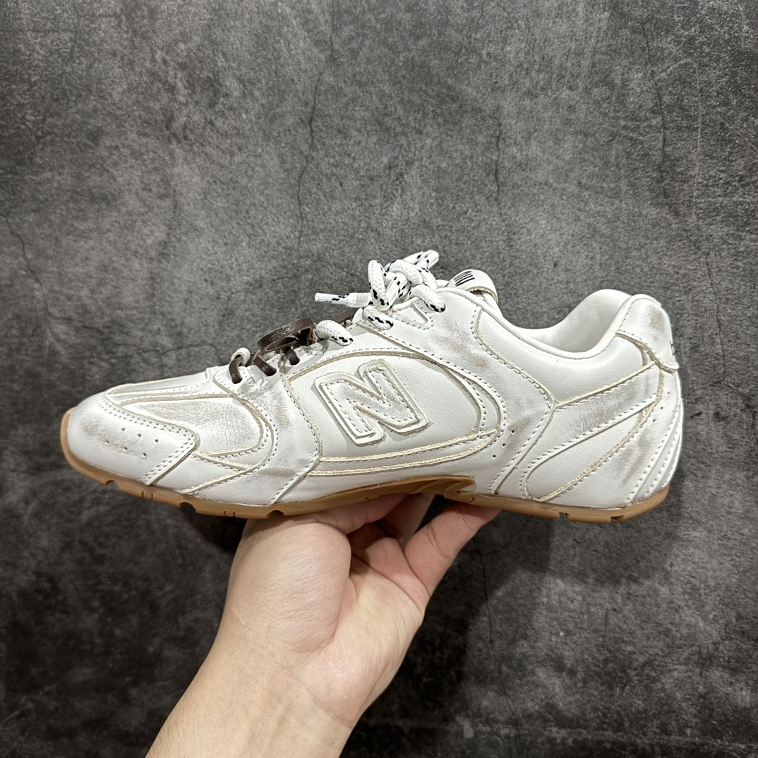 图片[2]-【广东纯原版本】Miumiu x New Balance NB24S联名款运动鞋  缪缪大秀上爆出的这双与New Balance 新百伦联名款运动 球鞋 后全球各大代购官网火爆上市.24s开春走秀场曝光、非常流行的美拉德配色平底鞋，双鞋带设计、独特风格，非常有质感！上脚非常轻便 百搭 全球以及国内社交平台已爆众多上脚图 多位顶级流量明星立捧n面料:  原版定制牛反绒n内里:  进口透网布拼接羊皮里n鞋底:  原版开模牛筋大底n底厚：2.5CM 尺码：35-45 编码：TL400420-鞋库