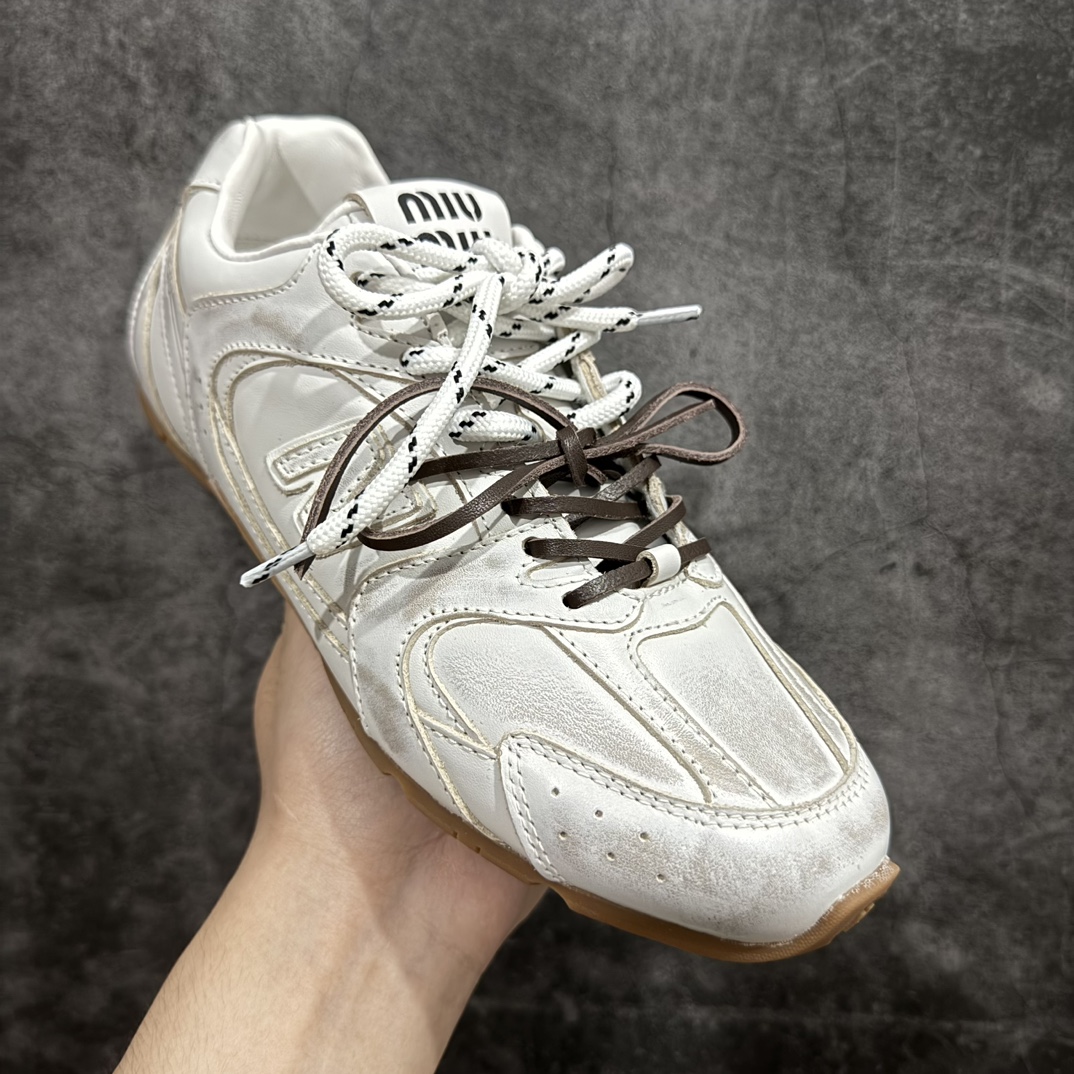 图片[3]-【广东纯原版本】Miumiu x New Balance NB24S联名款运动鞋  缪缪大秀上爆出的这双与New Balance 新百伦联名款运动 球鞋 后全球各大代购官网火爆上市.24s开春走秀场曝光、非常流行的美拉德配色平底鞋，双鞋带设计、独特风格，非常有质感！上脚非常轻便 百搭 全球以及国内社交平台已爆众多上脚图 多位顶级流量明星立捧n面料:  原版定制牛反绒n内里:  进口透网布拼接羊皮里n鞋底:  原版开模牛筋大底n底厚：2.5CM 尺码：35-45 编码：TL400420-莆田鞋批发中心