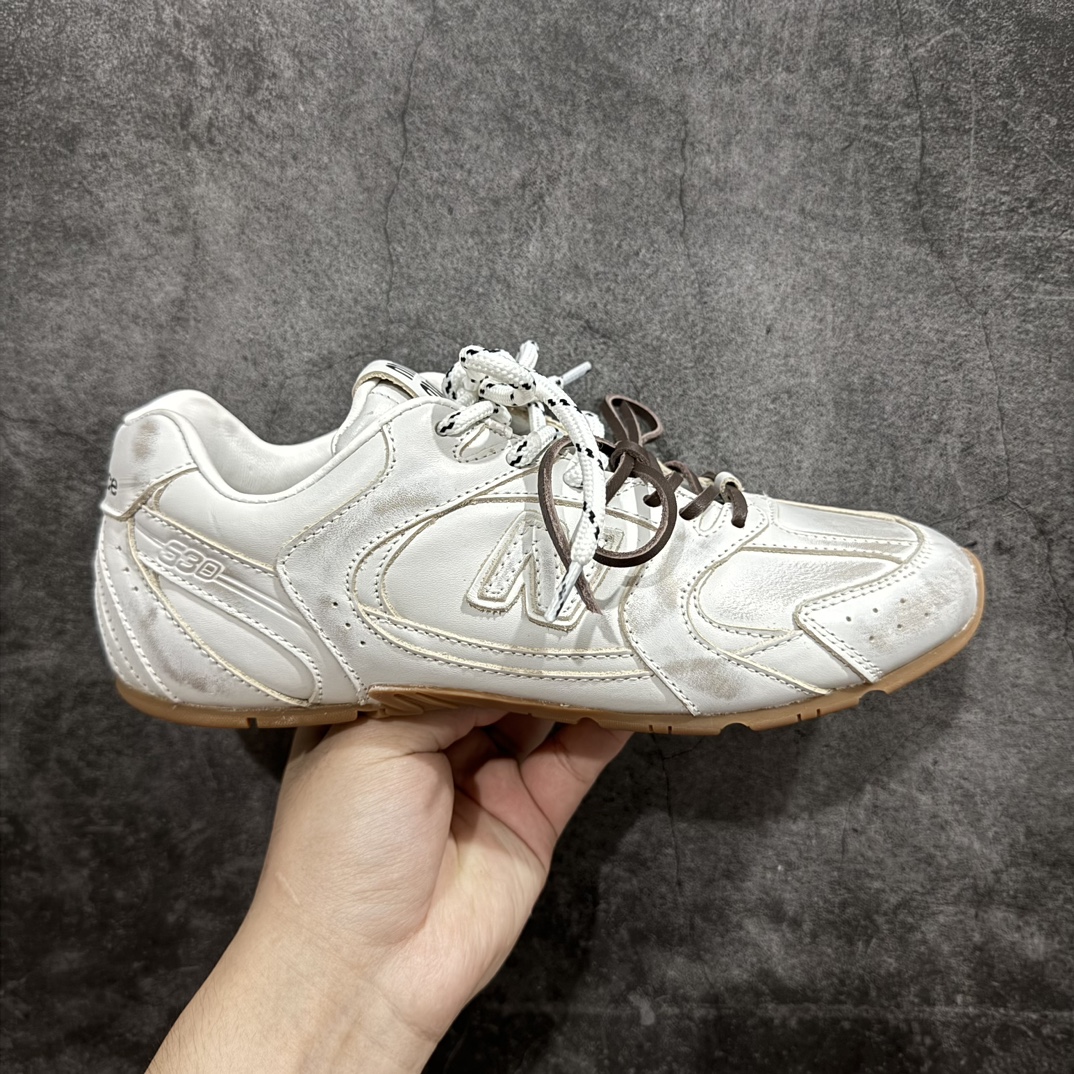 【广东纯原版本】Miumiu x New Balance NB24S联名款运动鞋  缪缪大秀上爆出的这双与New Balance 新百伦联名款运动 球鞋 后全球各大代购官网火爆上市.24s开春走秀场曝光、非常流行的美拉德配色平底鞋，双鞋带设计、独特风格，非常有质感！上脚非常轻便 百搭 全球以及国内社交平台已爆众多上脚图 多位顶级流量明星立捧n面料:  原版定制牛反绒n内里:  进口透网布拼接羊皮里n鞋底:  原版开模牛筋大底n底厚：2.5CM 尺码：35-45 编码：TL400420-莆田鞋批发中心