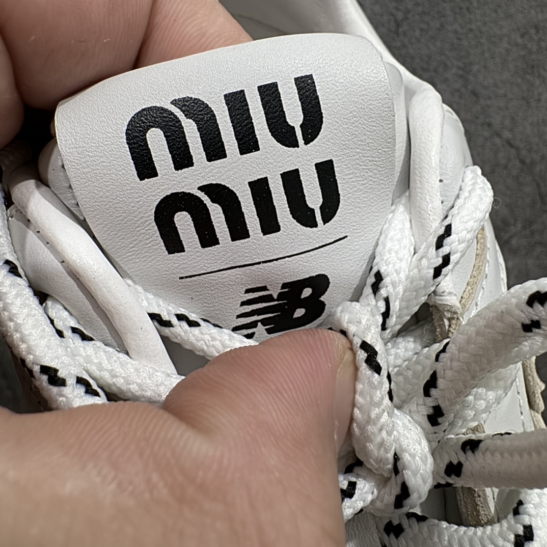 图片[6]-【广东纯原版本】Miumiu x New Balance NB24S联名款运动鞋  缪缪大秀上爆出的这双与New Balance 新百伦联名款运动 球鞋 后全球各大代购官网火爆上市.24s开春走秀场曝光、非常流行的美拉德配色平底鞋，双鞋带设计、独特风格，非常有质感！上脚非常轻便 百搭 全球以及国内社交平台已爆众多上脚图 多位顶级流量明星立捧n面料:  原版定制牛反绒n内里:  进口透网布拼接羊皮里n鞋底:  原版开模牛筋大底n底厚：2.5CM 尺码：35-45 编码：TL400420-鞋库