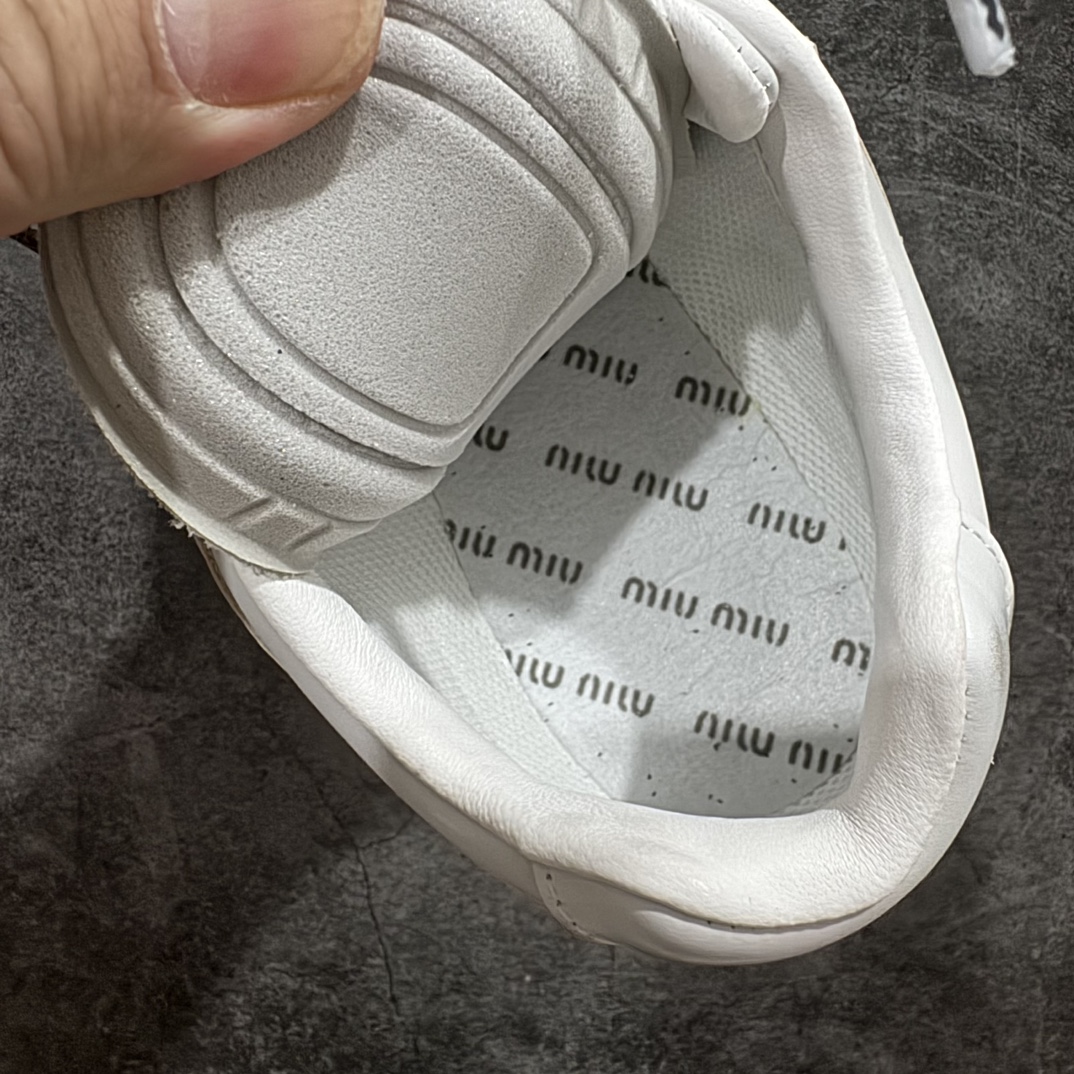 图片[9]-【广东纯原版本】Miumiu x New Balance NB24S联名款运动鞋  缪缪大秀上爆出的这双与New Balance 新百伦联名款运动 球鞋 后全球各大代购官网火爆上市.24s开春走秀场曝光、非常流行的美拉德配色平底鞋，双鞋带设计、独特风格，非常有质感！上脚非常轻便 百搭 全球以及国内社交平台已爆众多上脚图 多位顶级流量明星立捧n面料:  原版定制牛反绒n内里:  进口透网布拼接羊皮里n鞋底:  原版开模牛筋大底n底厚：2.5CM 尺码：35-45 编码：TL400420-鞋库