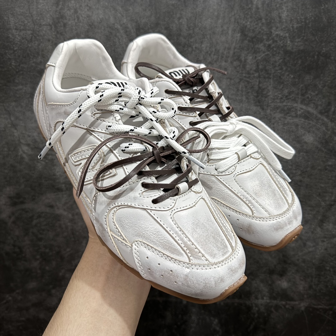 【广东纯原版本】Miumiu x New Balance NB24S联名款运动鞋  缪缪大秀上爆出的这双与New Balance 新百伦联名款运动 球鞋 后全球各大代购官网火爆上市.24s开春走秀场曝光、非常流行的美拉德配色平底鞋，双鞋带设计、独特风格，非常有质感！上脚非常轻便 百搭 全球以及国内社交平台已爆众多上脚图 多位顶级流量明星立捧n面料:  原版定制牛反绒n内里:  进口透网布拼接羊皮里n鞋底:  原版开模牛筋大底n底厚：2.5CM 尺码：35-45 编码：TL400420-鞋库