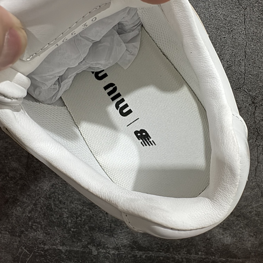 图片[8]-【广东纯原版本】Miumiu x New Balance NB24S联名款运动鞋  缪缪大秀上爆出的这双与New Balance 新百伦联名款运动 球鞋 后全球各大代购官网火爆上市.24s开春走秀场曝光、非常流行的美拉德配色平底鞋，双鞋带设计、独特风格，非常有质感！上脚非常轻便 百搭 全球以及国内社交平台已爆众多上脚图 多位顶级流量明星立捧n面料:  原版定制牛反绒n内里:  进口透网布拼接羊皮里n鞋底:  原版开模牛筋大底n底厚：2.5CM 尺码：35-45 编码：TL400420-鞋库