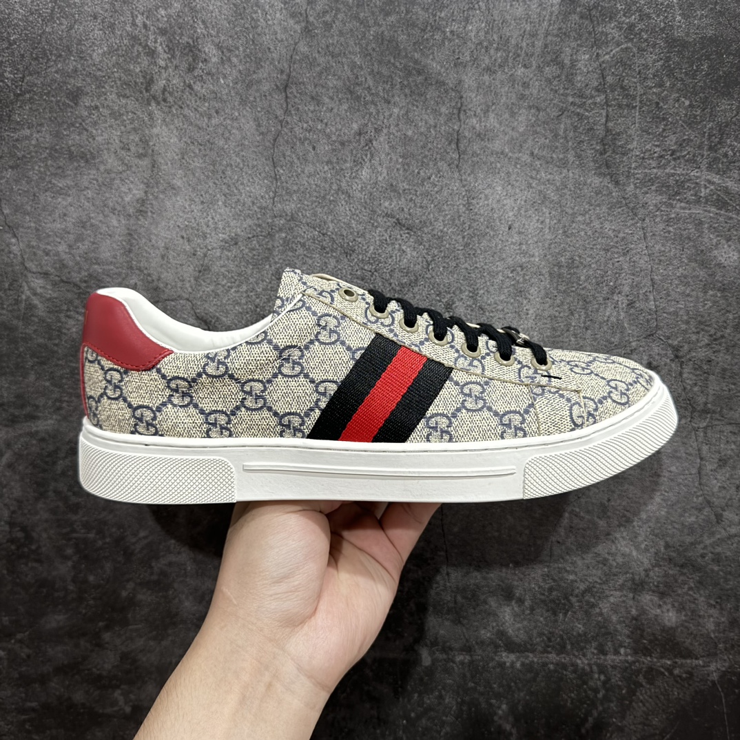 【广东纯原版本】Gucci Ace 古驰小白鞋系列 经典小蜜蜂附送原装一致鞋舌仿磨环保纸垫 全套专柜包装物及配件 意大利进口超软小牛皮 同源出厂真丝绸防尘鞋套袋 原装雪梨形超软沙绒纸团 高工艺无缝细空胶技术 贴楦误差0.05mm 鞋底采用固特异内外锁死工艺 最大限度弯折永不开胶 原鞋一致效果环保无味 产品细节经典低帮运动鞋采用 Gucci 标志性的金色蜜蜂刺绣 与标志织带形成对比 白色皮革 配以绿红绿织带和金线蜜蜂刺绣一只鞋后饰有红色水蛇皮细节 另一只鞋后饰绿色水蛇皮细节 橡胶鞋底Size：35 36 37 38 39 40 41 42 43 44 45 编码：KH360380-莆田鞋批发中心