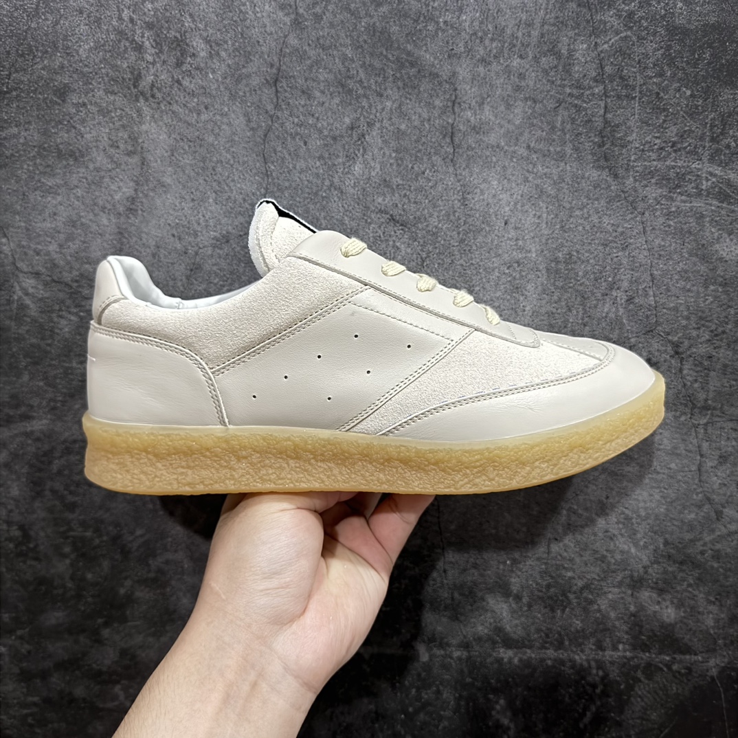 【渠道版福利】Maison Margiela 6 Court MM6 马吉拉复古低帮圆头时尚德训鞋 上万点击率爆款 高端零售专供批次 全套原楦原纸板原厂数据开发 全鞋荧光划线卡点 胶水把控整洁度追求极致完美 多重QC质检 超越公司货的品控标准 实实在在的免检产品 原盒原配防尘袋购物卡 全网唯一正确0-23数字排版 一比一间距字体 内里全头层小羊皮 原版防滑鞋底设计 灰色翻毛牛皮 白色细纹贝利头层皮 依照原版逐帧开发 原装淡粉纸板中底带编号钢印 尺码:36-45带半码-选品中心