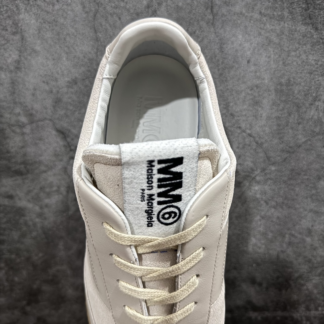 图片[8]-【渠道版福利】Maison Margiela 6 Court MM6 马吉拉复古低帮圆头时尚德训鞋 上万点击率爆款 高端零售专供批次 全套原楦原纸板原厂数据开发 全鞋荧光划线卡点 胶水把控整洁度追求极致完美 多重QC质检 超越公司货的品控标准 实实在在的免检产品 原盒原配防尘袋购物卡 全网唯一正确0-23数字排版 一比一间距字体 内里全头层小羊皮 原版防滑鞋底设计 灰色翻毛牛皮 白色细纹贝利头层皮 依照原版逐帧开发 原装淡粉纸板中底带编号钢印 尺码：36-45带半码-选品中心