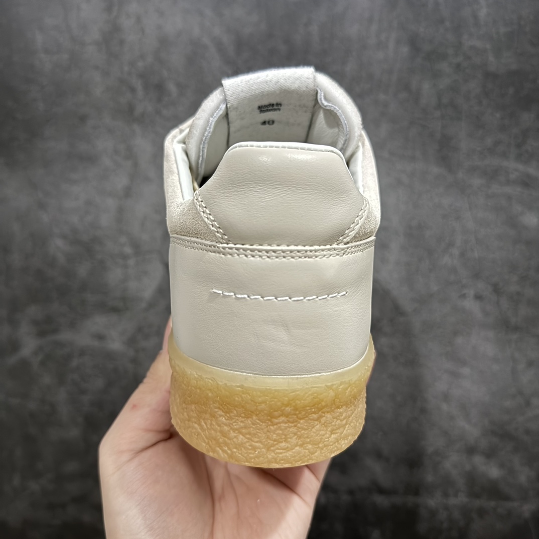 图片[4]-【渠道版福利】Maison Margiela 6 Court MM6 马吉拉复古低帮圆头时尚德训鞋 上万点击率爆款 高端零售专供批次 全套原楦原纸板原厂数据开发 全鞋荧光划线卡点 胶水把控整洁度追求极致完美 多重QC质检 超越公司货的品控标准 实实在在的免检产品 原盒原配防尘袋购物卡 全网唯一正确0-23数字排版 一比一间距字体 内里全头层小羊皮 原版防滑鞋底设计 灰色翻毛牛皮 白色细纹贝利头层皮 依照原版逐帧开发 原装淡粉纸板中底带编号钢印 尺码：36-45带半码-选品中心