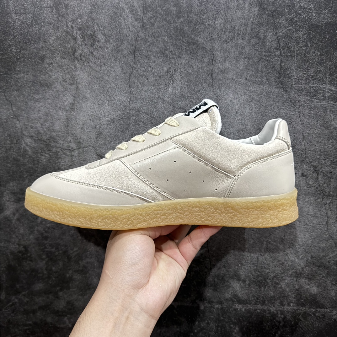 图片[2]-【渠道版福利】Maison Margiela 6 Court MM6 马吉拉复古低帮圆头时尚德训鞋 上万点击率爆款 高端零售专供批次 全套原楦原纸板原厂数据开发 全鞋荧光划线卡点 胶水把控整洁度追求极致完美 多重QC质检 超越公司货的品控标准 实实在在的免检产品 原盒原配防尘袋购物卡 全网唯一正确0-23数字排版 一比一间距字体 内里全头层小羊皮 原版防滑鞋底设计 灰色翻毛牛皮 白色细纹贝利头层皮 依照原版逐帧开发 原装淡粉纸板中底带编号钢印 尺码：36-45带半码-选品中心