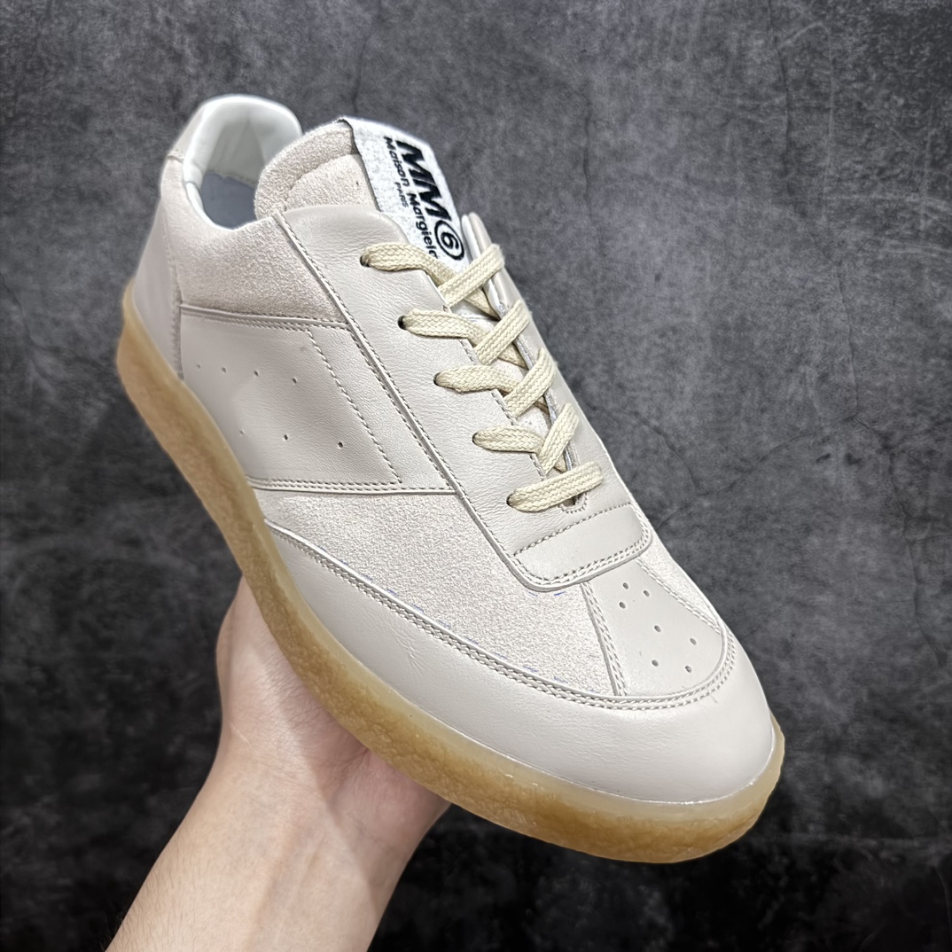 图片[3]-【渠道版福利】Maison Margiela 6 Court MM6 马吉拉复古低帮圆头时尚德训鞋 上万点击率爆款 高端零售专供批次 全套原楦原纸板原厂数据开发 全鞋荧光划线卡点 胶水把控整洁度追求极致完美 多重QC质检 超越公司货的品控标准 实实在在的免检产品 原盒原配防尘袋购物卡 全网唯一正确0-23数字排版 一比一间距字体 内里全头层小羊皮 原版防滑鞋底设计 灰色翻毛牛皮 白色细纹贝利头层皮 依照原版逐帧开发 原装淡粉纸板中底带编号钢印 尺码：36-45带半码-选品中心