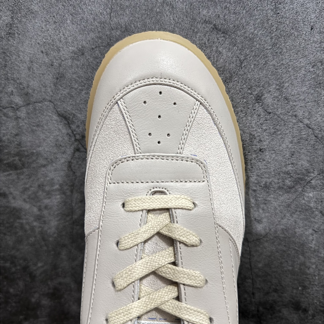 图片[5]-【渠道版福利】Maison Margiela 6 Court MM6 马吉拉复古低帮圆头时尚德训鞋 上万点击率爆款 高端零售专供批次 全套原楦原纸板原厂数据开发 全鞋荧光划线卡点 胶水把控整洁度追求极致完美 多重QC质检 超越公司货的品控标准 实实在在的免检产品 原盒原配防尘袋购物卡 全网唯一正确0-23数字排版 一比一间距字体 内里全头层小羊皮 原版防滑鞋底设计 灰色翻毛牛皮 白色细纹贝利头层皮 依照原版逐帧开发 原装淡粉纸板中底带编号钢印 尺码：36-45带半码-选品中心