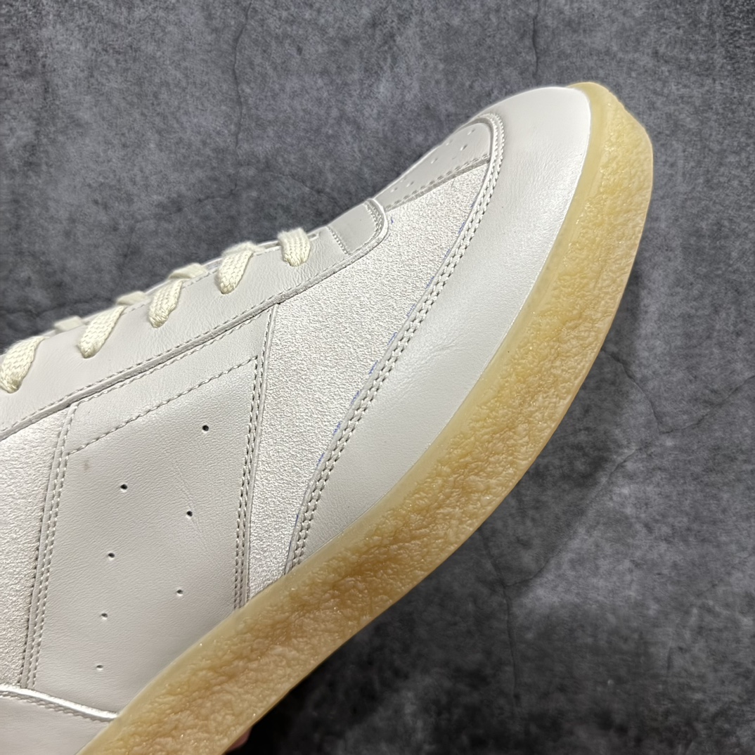 图片[6]-【渠道版福利】Maison Margiela 6 Court MM6 马吉拉复古低帮圆头时尚德训鞋 上万点击率爆款 高端零售专供批次 全套原楦原纸板原厂数据开发 全鞋荧光划线卡点 胶水把控整洁度追求极致完美 多重QC质检 超越公司货的品控标准 实实在在的免检产品 原盒原配防尘袋购物卡 全网唯一正确0-23数字排版 一比一间距字体 内里全头层小羊皮 原版防滑鞋底设计 灰色翻毛牛皮 白色细纹贝利头层皮 依照原版逐帧开发 原装淡粉纸板中底带编号钢印 尺码：36-45带半码-选品中心