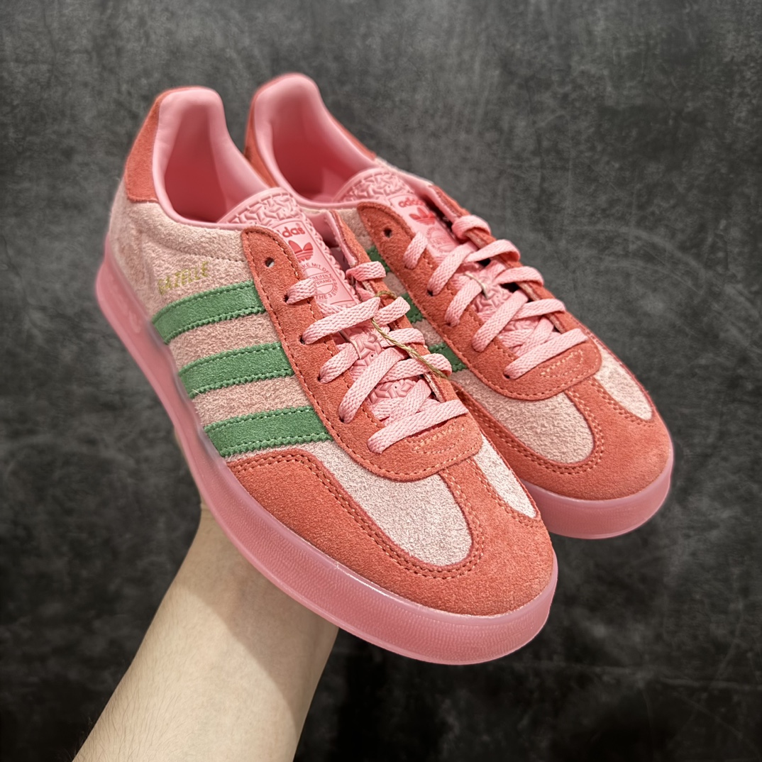 【神版】Adidas Original Gazelle Indoor复古休闲运动德训风板鞋n原厂定制长毛翻毛皮组合环保纤维革鞋面材质内置环保海玻璃鞋垫 外置RB橡胶大底产品品控稳定性领先行业原厂全套原楦原纸板冲刀磨具开发 原厂皮料加持 原厂港宝加持定型后跟R度完美将复古进行到底 简约流畅 货号: IG6782 尺码: 35.5-44 编码：DZ220250-莆田鞋批发中心