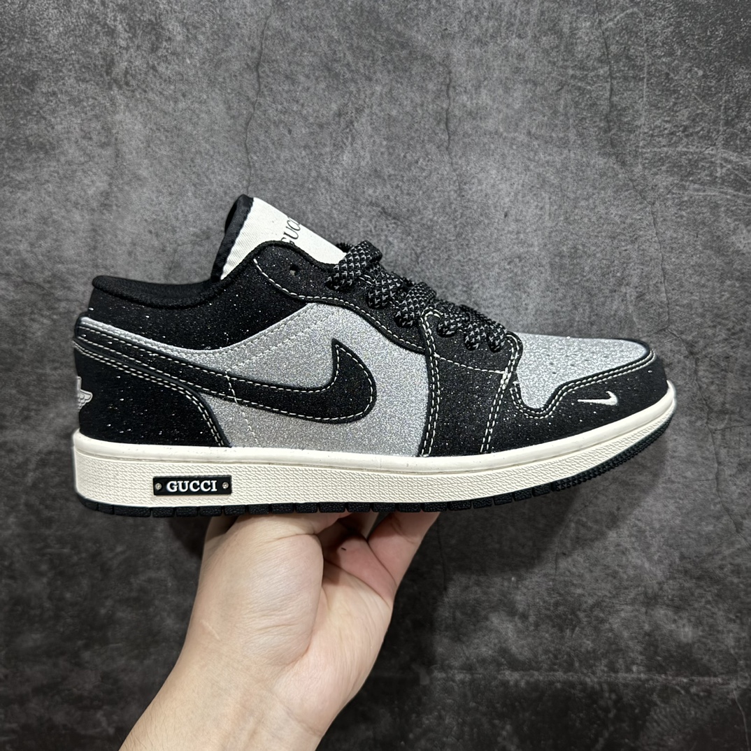 【定制版】Fragment x TS x Air Jordan 1 Low x Guccin三方联名低帮 纯原大厂出品n唯一可媲美原版 同价位区间无对手n全新的三方联名低帮倒钩鞋面延续了黑脚趾设计 点缀上Travis Scott 标志性的Logon完善极具Fragment Design的设计风格n左右脚分别以Travis Scott鬼脸和乔丹飞翼加以修饰0彰显出三方联名的奢华格调n 货号：SJ9950 012 Size：36 36.5 37.5 38 38.5 39 40 40.5 41 42 42.5 43 44 44.5 45  编码：HXS320340-莆田鞋批发中心