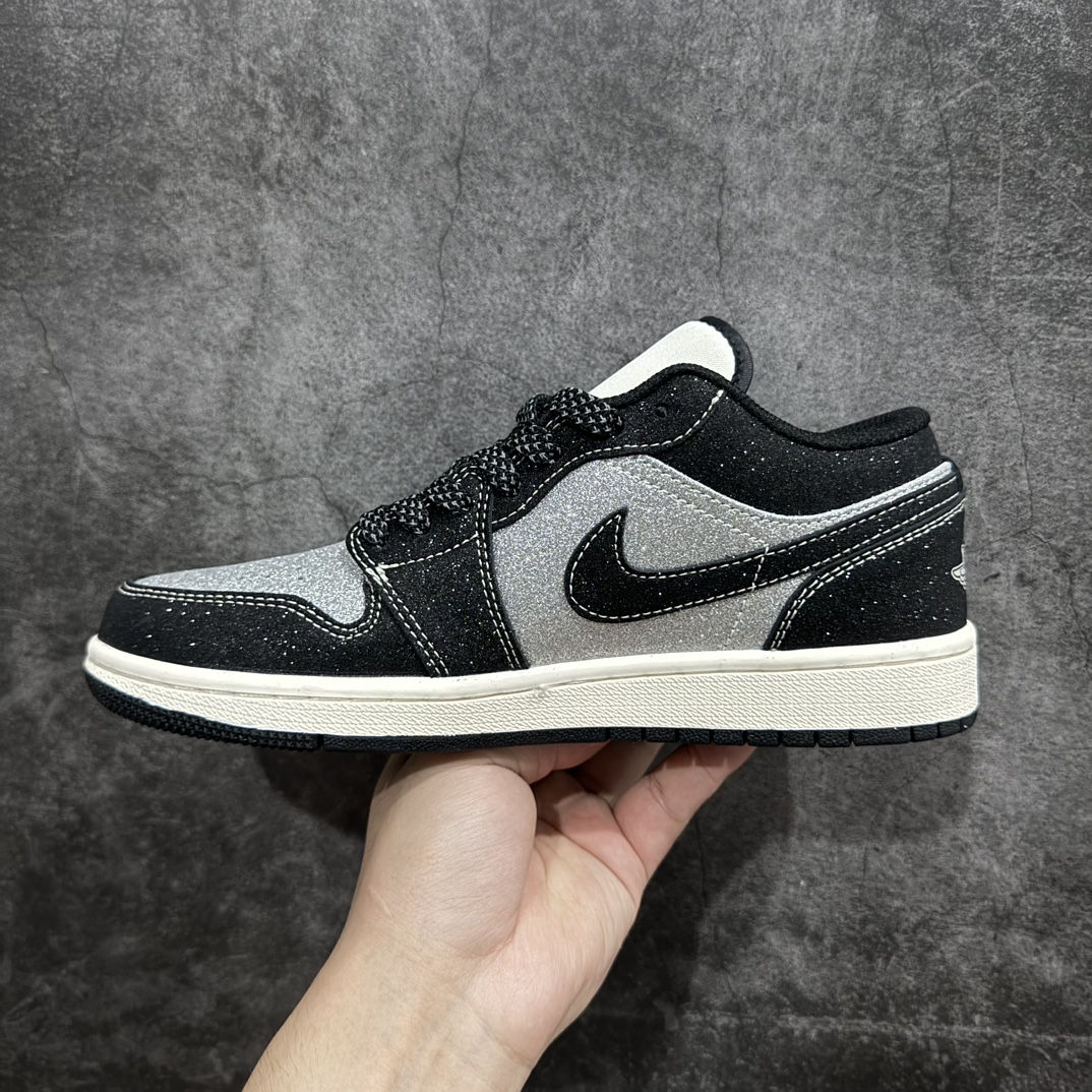 图片[2]-【定制版】Fragment x TS x Air Jordan 1 Low x Guccin三方联名低帮 纯原大厂出品n唯一可媲美原版 同价位区间无对手n全新的三方联名低帮倒钩鞋面延续了黑脚趾设计 点缀上Travis Scott 标志性的Logon完善极具Fragment Design的设计风格n左右脚分别以Travis Scott鬼脸和乔丹飞翼加以修饰0彰显出三方联名的奢华格调n 货号：SJ9950 012 Size：36 36.5 37.5 38 38.5 39 40 40.5 41 42 42.5 43 44 44.5 45  编码：HXS320340-莆田鞋批发中心