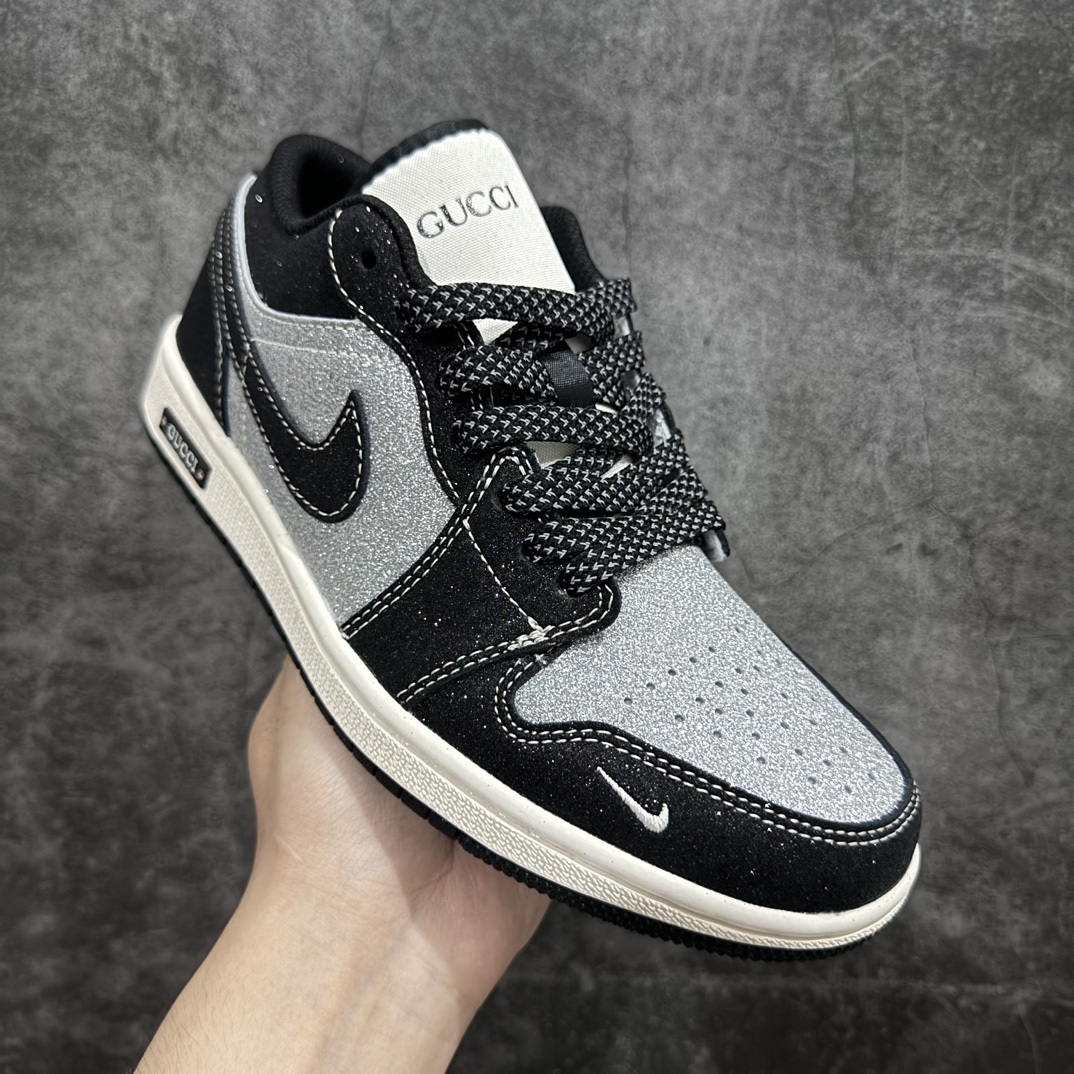 图片[3]-【定制版】Fragment x TS x Air Jordan 1 Low x Guccin三方联名低帮 纯原大厂出品n唯一可媲美原版 同价位区间无对手n全新的三方联名低帮倒钩鞋面延续了黑脚趾设计 点缀上Travis Scott 标志性的Logon完善极具Fragment Design的设计风格n左右脚分别以Travis Scott鬼脸和乔丹飞翼加以修饰0彰显出三方联名的奢华格调n 货号：SJ9950 012 Size：36 36.5 37.5 38 38.5 39 40 40.5 41 42 42.5 43 44 44.5 45  编码：HXS320340-鞋库