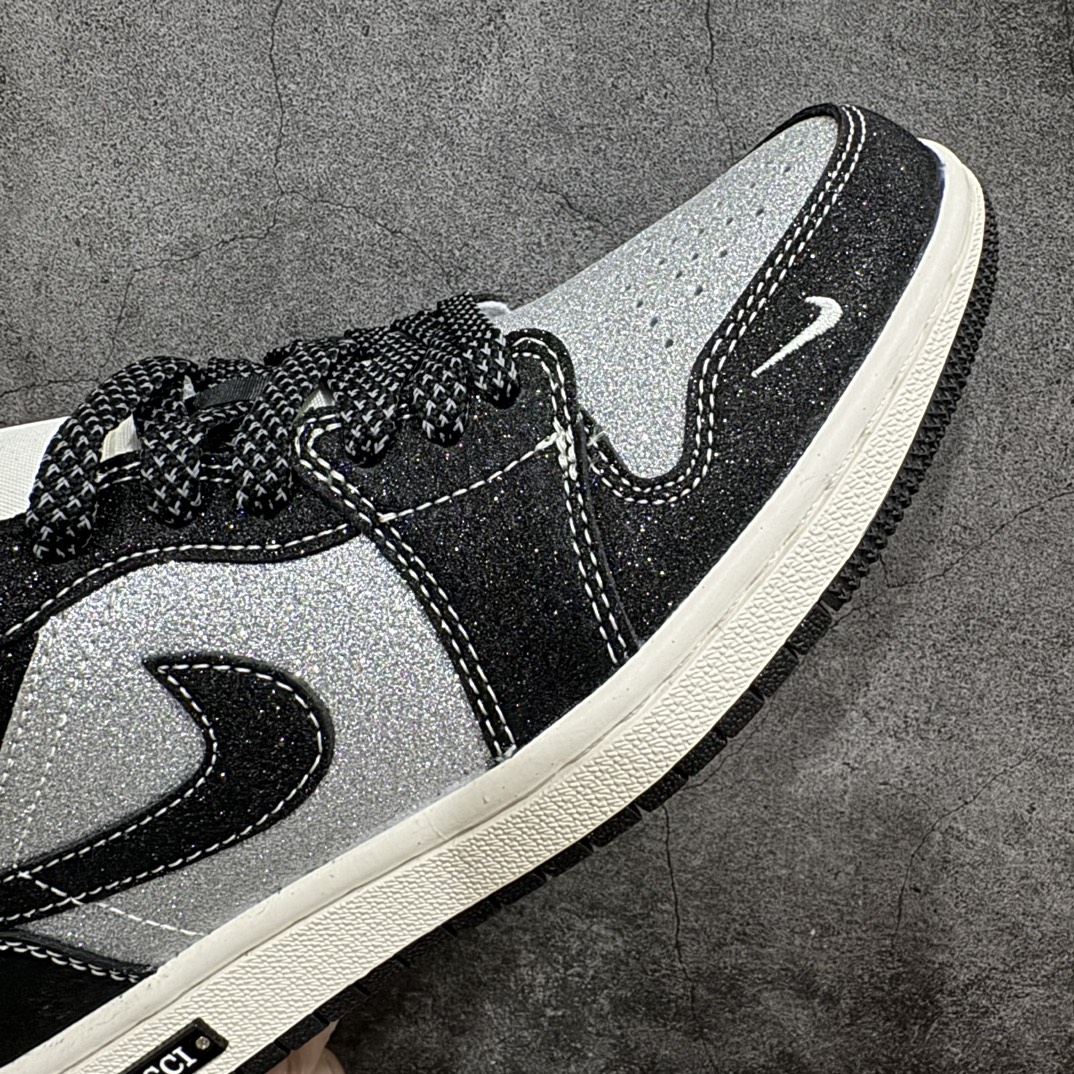 图片[6]-【定制版】Fragment x TS x Air Jordan 1 Low x Guccin三方联名低帮 纯原大厂出品n唯一可媲美原版 同价位区间无对手n全新的三方联名低帮倒钩鞋面延续了黑脚趾设计 点缀上Travis Scott 标志性的Logon完善极具Fragment Design的设计风格n左右脚分别以Travis Scott鬼脸和乔丹飞翼加以修饰0彰显出三方联名的奢华格调n 货号：SJ9950 012 Size：36 36.5 37.5 38 38.5 39 40 40.5 41 42 42.5 43 44 44.5 45  编码：HXS320340-鞋库