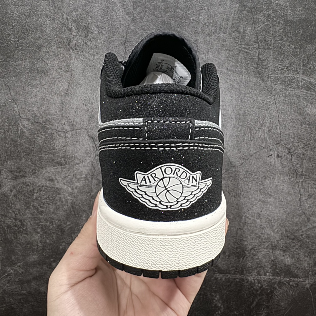 图片[4]-【定制版】Fragment x TS x Air Jordan 1 Low x Guccin三方联名低帮 纯原大厂出品n唯一可媲美原版 同价位区间无对手n全新的三方联名低帮倒钩鞋面延续了黑脚趾设计 点缀上Travis Scott 标志性的Logon完善极具Fragment Design的设计风格n左右脚分别以Travis Scott鬼脸和乔丹飞翼加以修饰0彰显出三方联名的奢华格调n 货号：SJ9950 012 Size：36 36.5 37.5 38 38.5 39 40 40.5 41 42 42.5 43 44 44.5 45  编码：HXS320340-莆田鞋批发中心