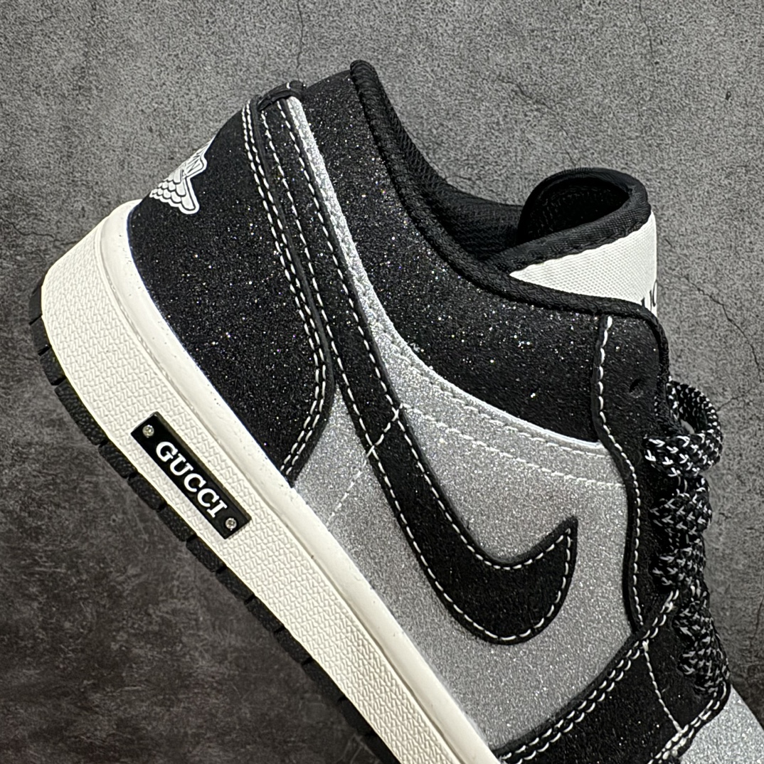 图片[7]-【定制版】Fragment x TS x Air Jordan 1 Low x Guccin三方联名低帮 纯原大厂出品n唯一可媲美原版 同价位区间无对手n全新的三方联名低帮倒钩鞋面延续了黑脚趾设计 点缀上Travis Scott 标志性的Logon完善极具Fragment Design的设计风格n左右脚分别以Travis Scott鬼脸和乔丹飞翼加以修饰0彰显出三方联名的奢华格调n 货号：SJ9950 012 Size：36 36.5 37.5 38 38.5 39 40 40.5 41 42 42.5 43 44 44.5 45  编码：HXS320340-莆田鞋批发中心