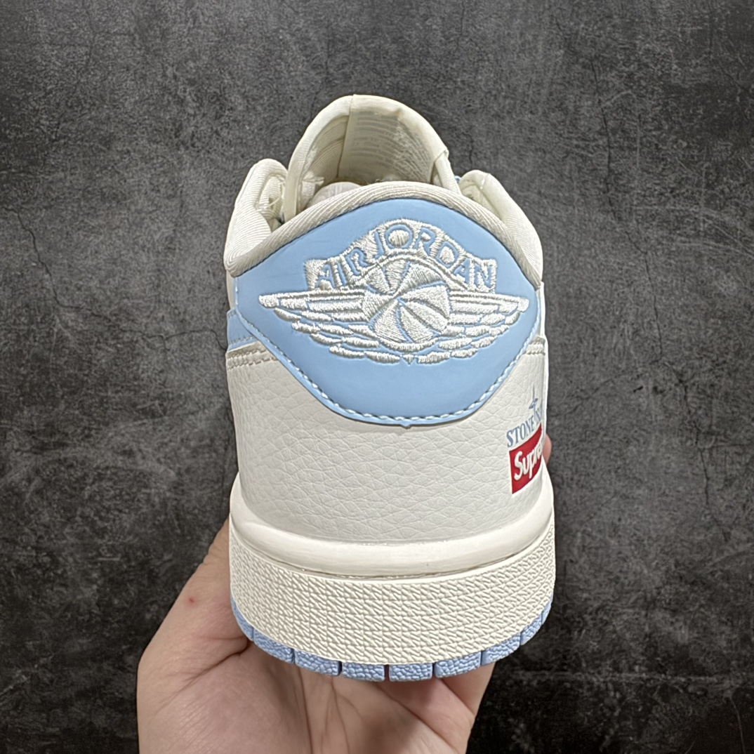 图片[4]-【定制版】Travis Scott x Fragment Design x Air Jordan 1 Low OG SP AJ1 乔1石头岛联名-米白宝蓝 低帮文化休闲板鞋 BB6588-105rn#多方联名合作融合了Travis Scott 独特的音乐风格，藤原浩个性的设计风格以及Jordan品牌的经典元素 使其成为一双具有独特身份和价值的鞋子 清新而立体的外观加上联名标识更突出了其独特身份 这种配色方案显示出活力和时尚感 在视觉上引人注目  鞋身的质感和细腻的细节处理使其显得高端而格调十足  这款“倒钩”联名是设计与创意完美结合  融合多方的个性风格是一款备受瞩目的潮流鞋款  低帮休闲板鞋 定制鞋盒 大厂纯原品质出货 超高清洁度 皮料切割干净无任何毛边 细节完美 r 尺码：36 36.5 37.5 38 38.5 39 40 40.5 41 42 42.5 43 44 44.5 45  编码：HXS320340-鞋库