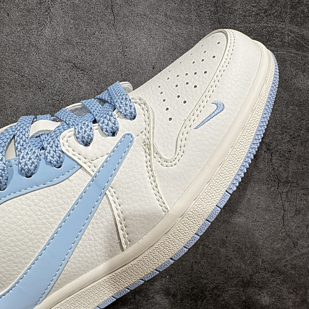 图片[6]-【定制版】Travis Scott x Fragment Design x Air Jordan 1 Low OG SP AJ1 乔1石头岛联名-米白宝蓝 低帮文化休闲板鞋 BB6588-105rn#多方联名合作融合了Travis Scott 独特的音乐风格，藤原浩个性的设计风格以及Jordan品牌的经典元素 使其成为一双具有独特身份和价值的鞋子 清新而立体的外观加上联名标识更突出了其独特身份 这种配色方案显示出活力和时尚感 在视觉上引人注目  鞋身的质感和细腻的细节处理使其显得高端而格调十足  这款“倒钩”联名是设计与创意完美结合  融合多方的个性风格是一款备受瞩目的潮流鞋款  低帮休闲板鞋 定制鞋盒 大厂纯原品质出货 超高清洁度 皮料切割干净无任何毛边 细节完美 r 尺码：36 36.5 37.5 38 38.5 39 40 40.5 41 42 42.5 43 44 44.5 45  编码：HXS320340-鞋库