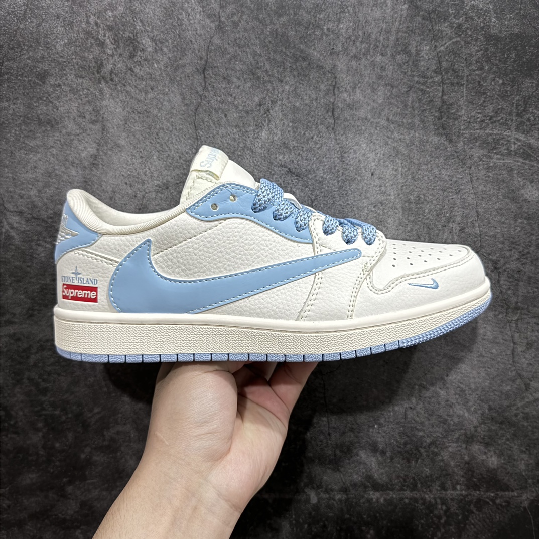 【定制版】Travis Scott x Fragment Design x Air Jordan 1 Low OG SP AJ1 乔1石头岛联名-米白宝蓝 低帮文化休闲板鞋 BB6588-105rn#多方联名合作融合了Travis Scott 独特的音乐风格，藤原浩个性的设计风格以及Jordan品牌的经典元素 使其成为一双具有独特身份和价值的鞋子 清新而立体的外观加上联名标识更突出了其独特身份 这种配色方案显示出活力和时尚感 在视觉上引人注目  鞋身的质感和细腻的细节处理使其显得高端而格调十足  这款“倒钩”联名是设计与创意完美结合  融合多方的个性风格是一款备受瞩目的潮流鞋款  低帮休闲板鞋 定制鞋盒 大厂纯原品质出货 超高清洁度 皮料切割干净无任何毛边 细节完美 r 尺码：36 36.5 37.5 38 38.5 39 40 40.5 41 42 42.5 43 44 44.5 45  编码：HXS320340-鞋库