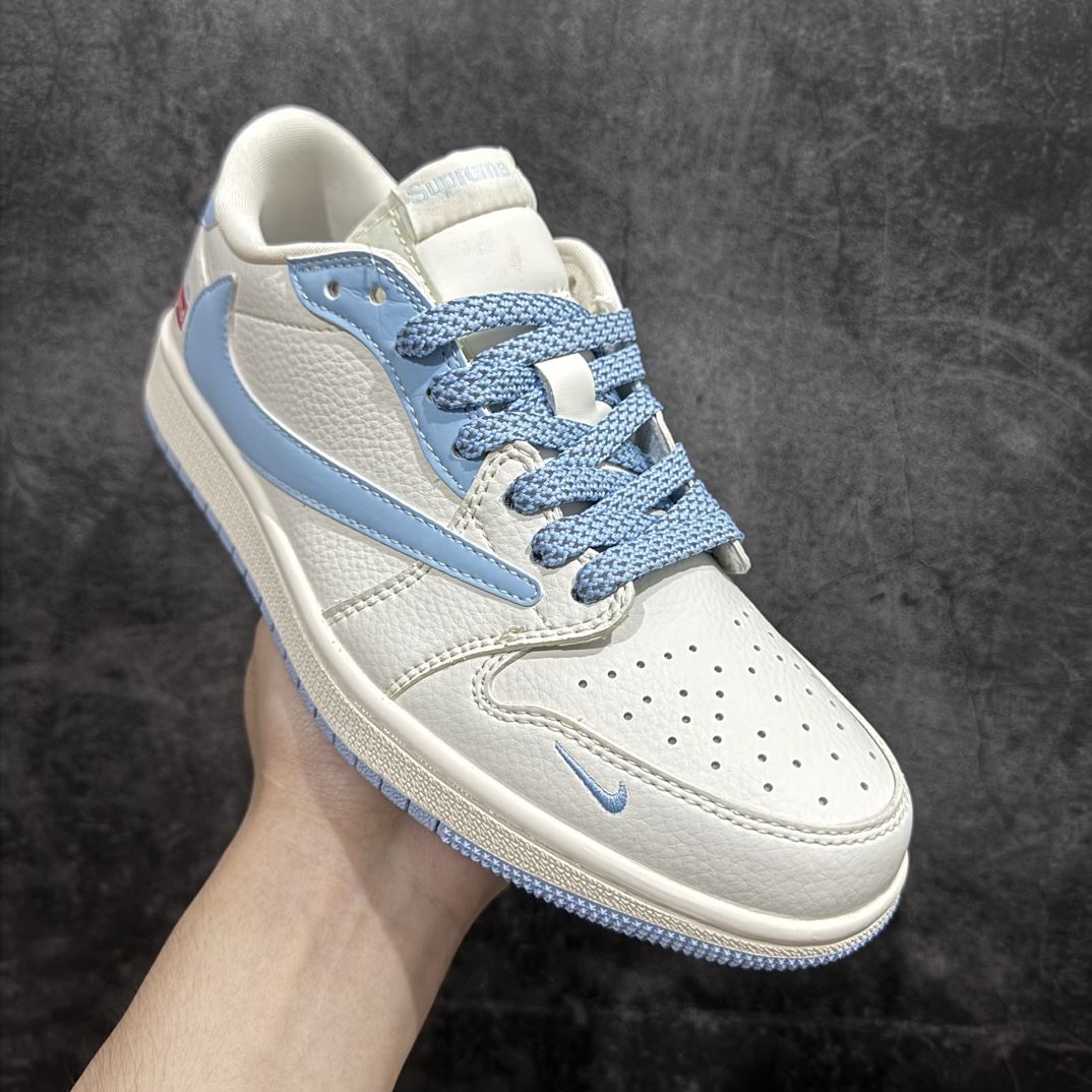 图片[3]-【定制版】Travis Scott x Fragment Design x Air Jordan 1 Low OG SP AJ1 乔1石头岛联名-米白宝蓝 低帮文化休闲板鞋 BB6588-105rn#多方联名合作融合了Travis Scott 独特的音乐风格，藤原浩个性的设计风格以及Jordan品牌的经典元素 使其成为一双具有独特身份和价值的鞋子 清新而立体的外观加上联名标识更突出了其独特身份 这种配色方案显示出活力和时尚感 在视觉上引人注目  鞋身的质感和细腻的细节处理使其显得高端而格调十足  这款“倒钩”联名是设计与创意完美结合  融合多方的个性风格是一款备受瞩目的潮流鞋款  低帮休闲板鞋 定制鞋盒 大厂纯原品质出货 超高清洁度 皮料切割干净无任何毛边 细节完美 r 尺码：36 36.5 37.5 38 38.5 39 40 40.5 41 42 42.5 43 44 44.5 45  编码：HXS320340-鞋库