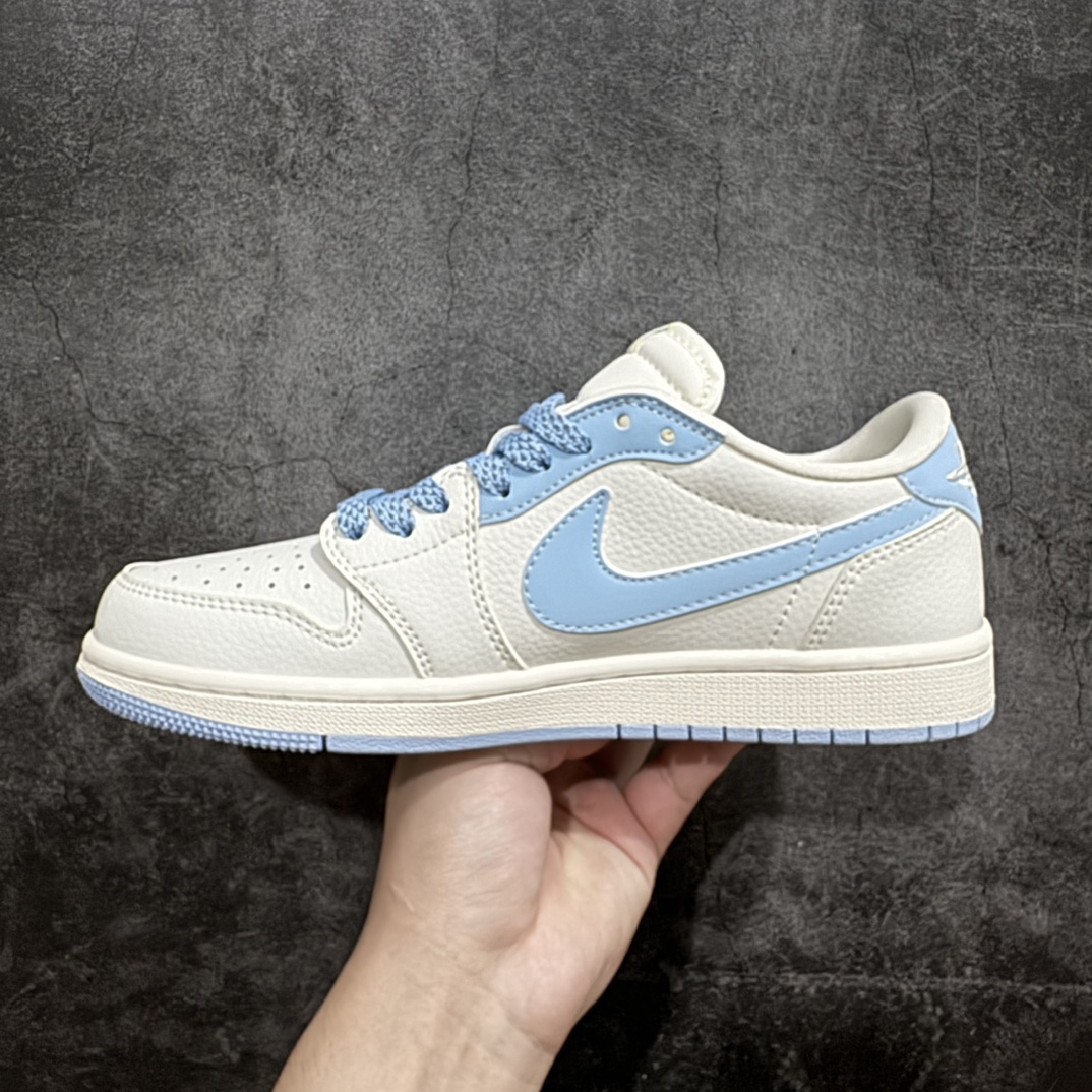 图片[2]-【定制版】Travis Scott x Fragment Design x Air Jordan 1 Low OG SP AJ1 乔1石头岛联名-米白宝蓝 低帮文化休闲板鞋 BB6588-105rn#多方联名合作融合了Travis Scott 独特的音乐风格，藤原浩个性的设计风格以及Jordan品牌的经典元素 使其成为一双具有独特身份和价值的鞋子 清新而立体的外观加上联名标识更突出了其独特身份 这种配色方案显示出活力和时尚感 在视觉上引人注目  鞋身的质感和细腻的细节处理使其显得高端而格调十足  这款“倒钩”联名是设计与创意完美结合  融合多方的个性风格是一款备受瞩目的潮流鞋款  低帮休闲板鞋 定制鞋盒 大厂纯原品质出货 超高清洁度 皮料切割干净无任何毛边 细节完美 r 尺码：36 36.5 37.5 38 38.5 39 40 40.5 41 42 42.5 43 44 44.5 45  编码：HXS320340-鞋库