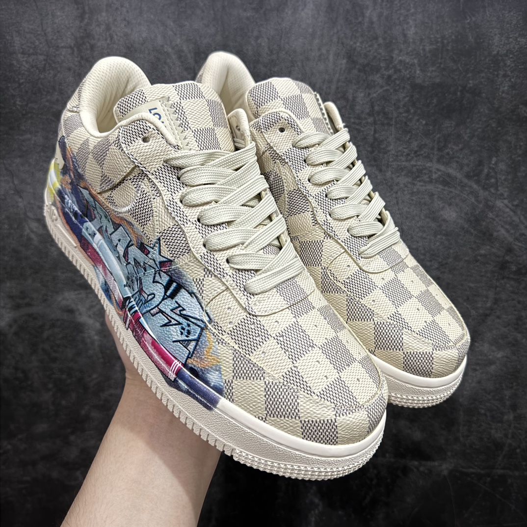 【莞产版本】LV x Air Force 1空军白卡其棋盘格涂鸦n正确细节 懂货的来n正确的钩子大小 （市面版本过小）n正确老花 压花比例以及各位置正确的对位！n正确鞋舌长度及厚度（市面要么过短要么过长过薄）n正确鞋带孔8个（女鞋为7个）n正确鞋头冲孔数量（除最外排固定2个 其余没排女码比男码少1个）n目前此版本 尺码:36-45 编码：HH500550-鞋库